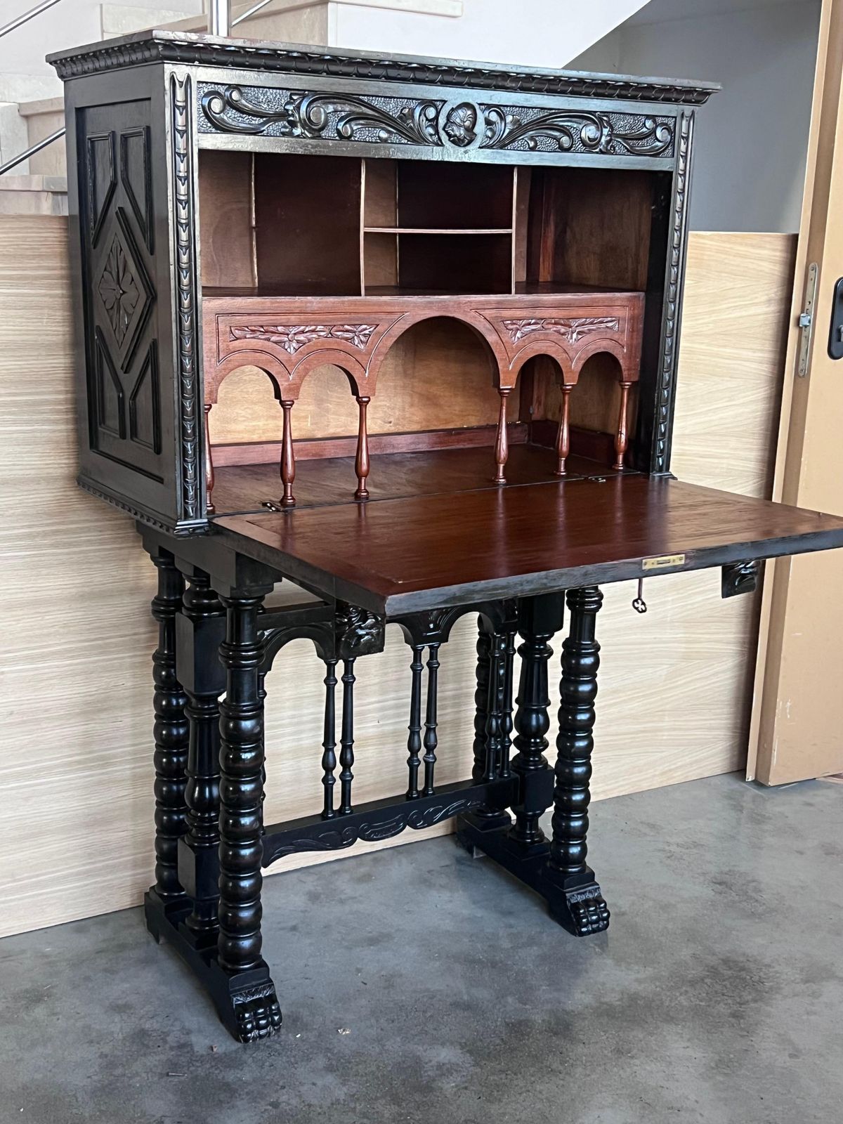 Cabinet sur piédestal de style baroque espagnol, Bargueno ou Varqueno, XXe siècle photo vinterior