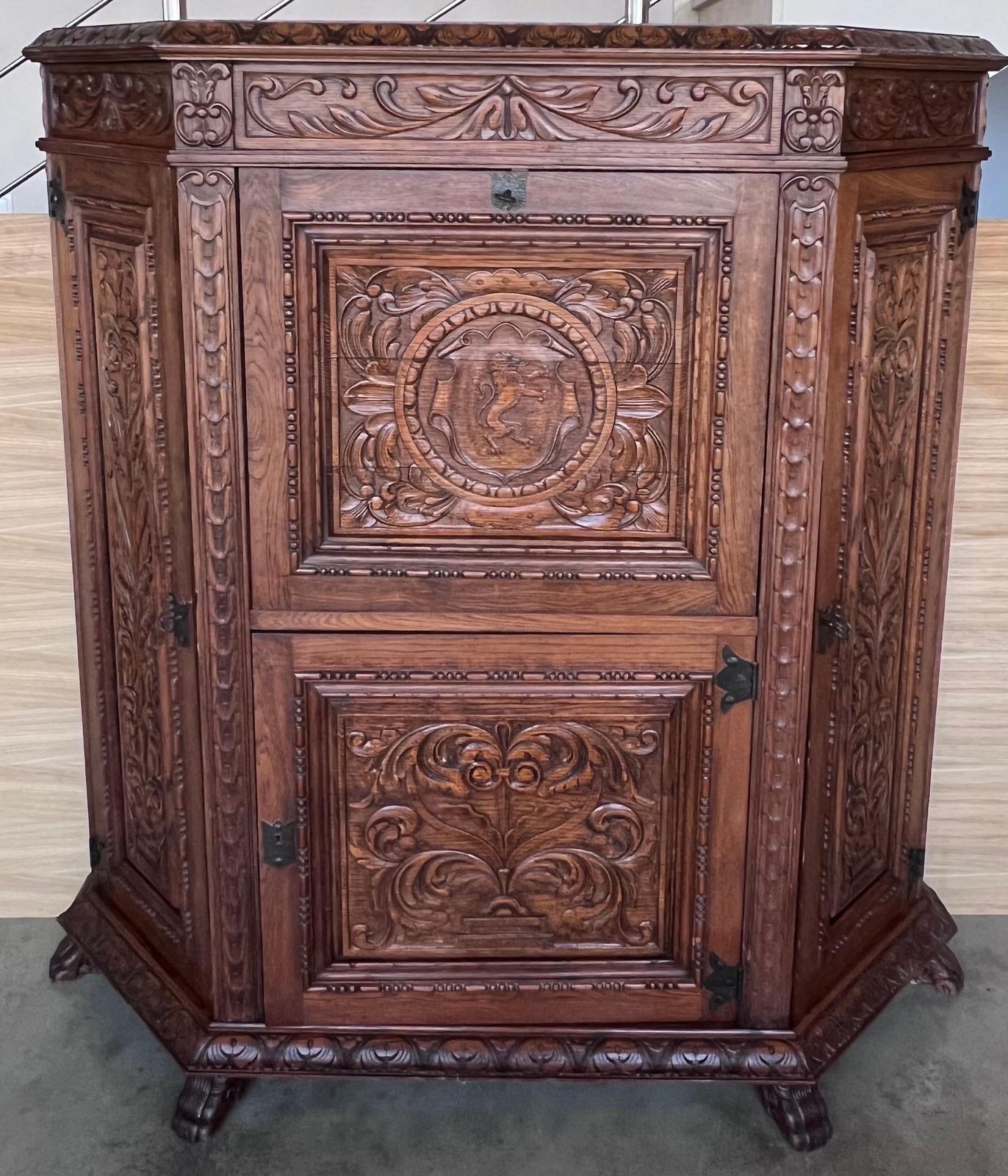 Cabinet bar espagnol de style baroque en noyer sculpté, années 1910 photo for sale