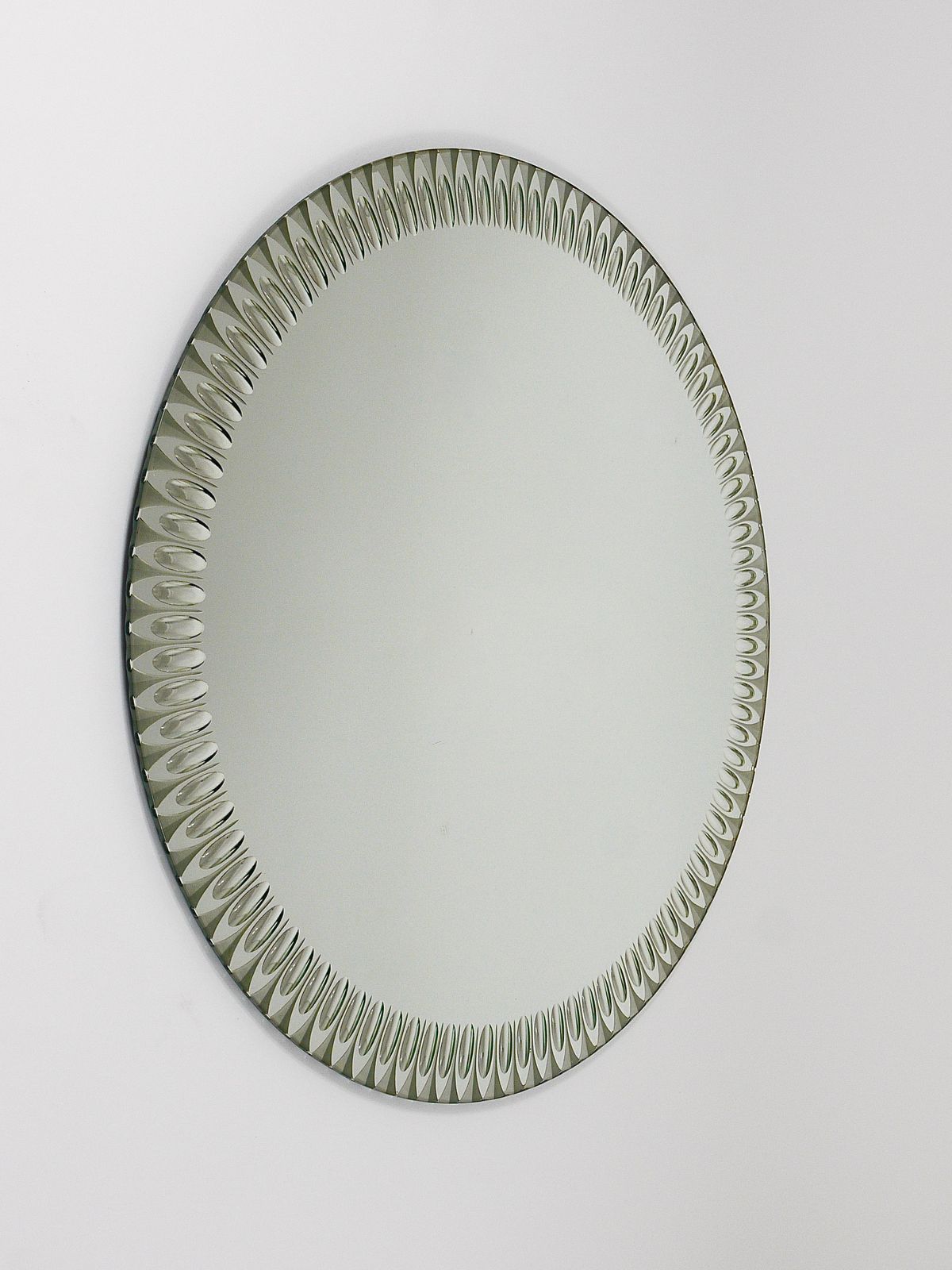Exceptional Cristal Arte Optical Effect Facetted Round Wall Mirror, Italy, 1960s photo vinterior