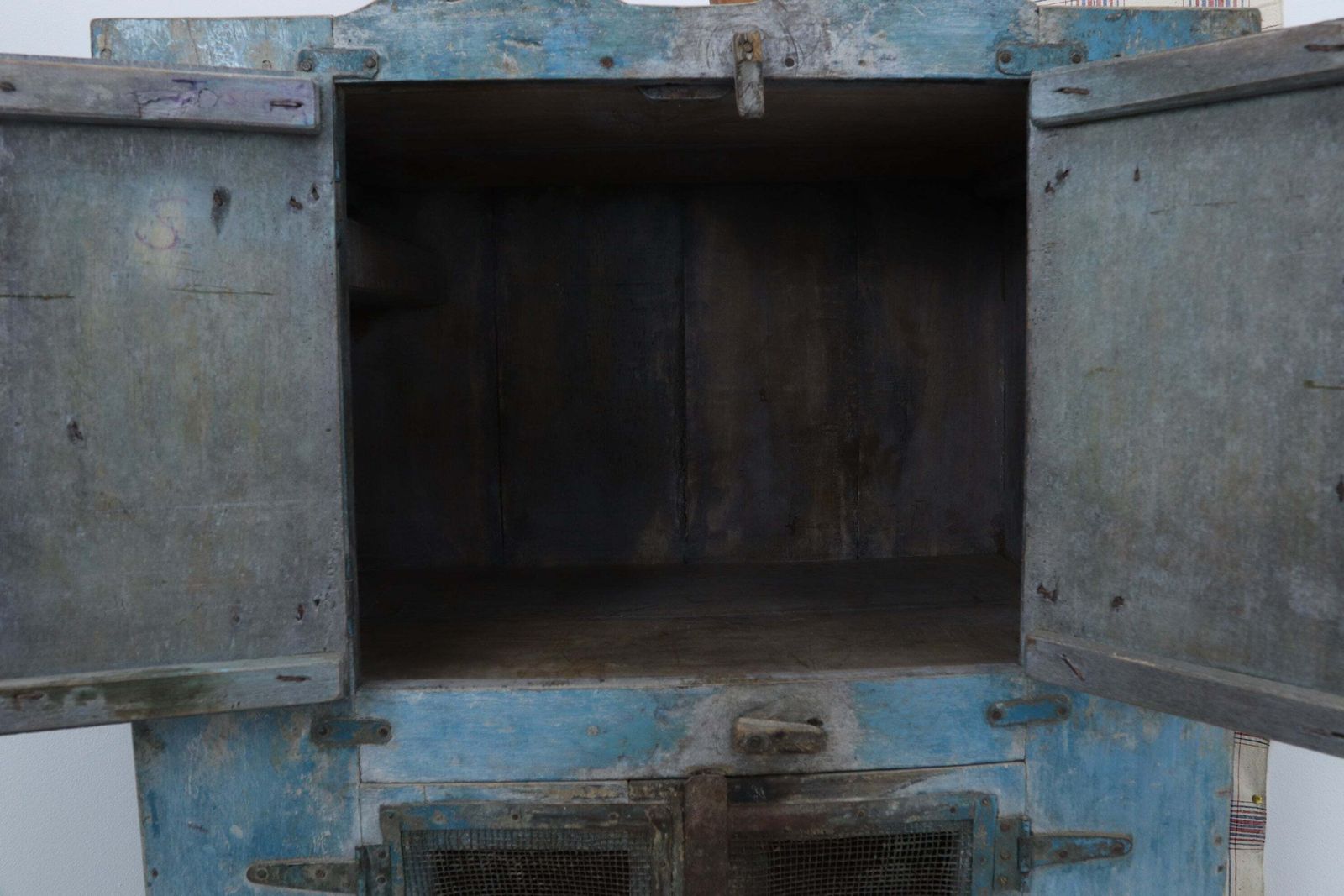 photo vintage Early 19th Century Original Hand Painted Blue Indian Cabinet