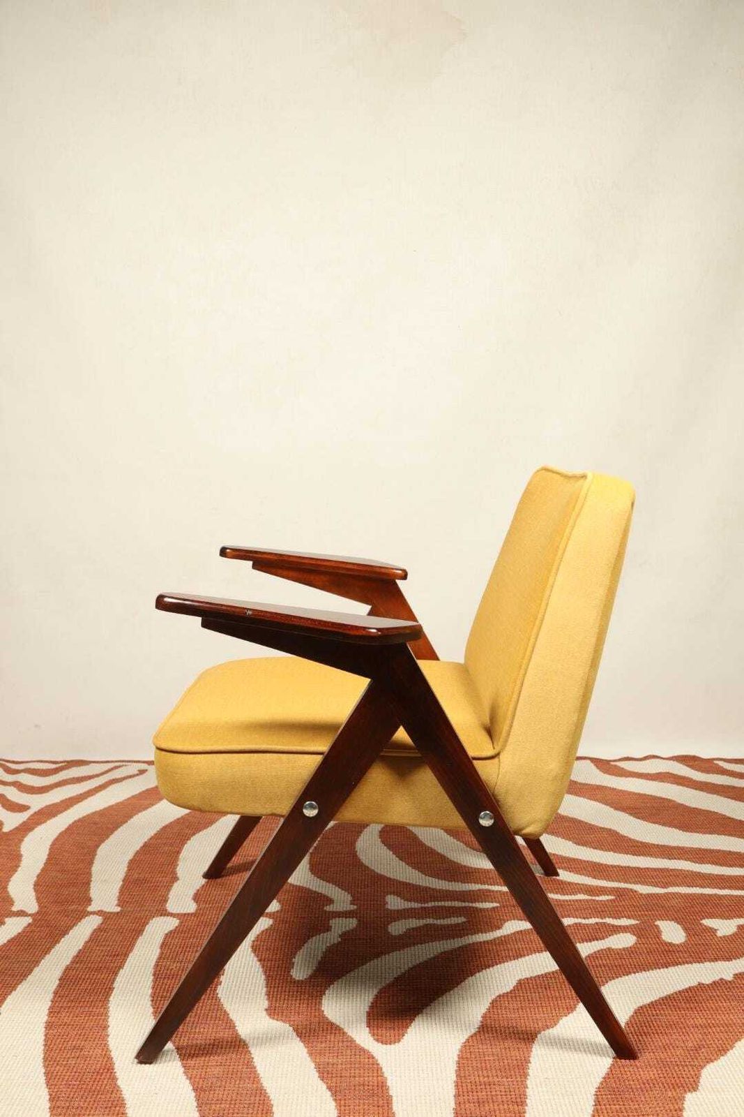 Vintage fauteuil, mid-century design, gele pluche bekleding, Scandinavisch houten frame, jaren 1960 photo furniture