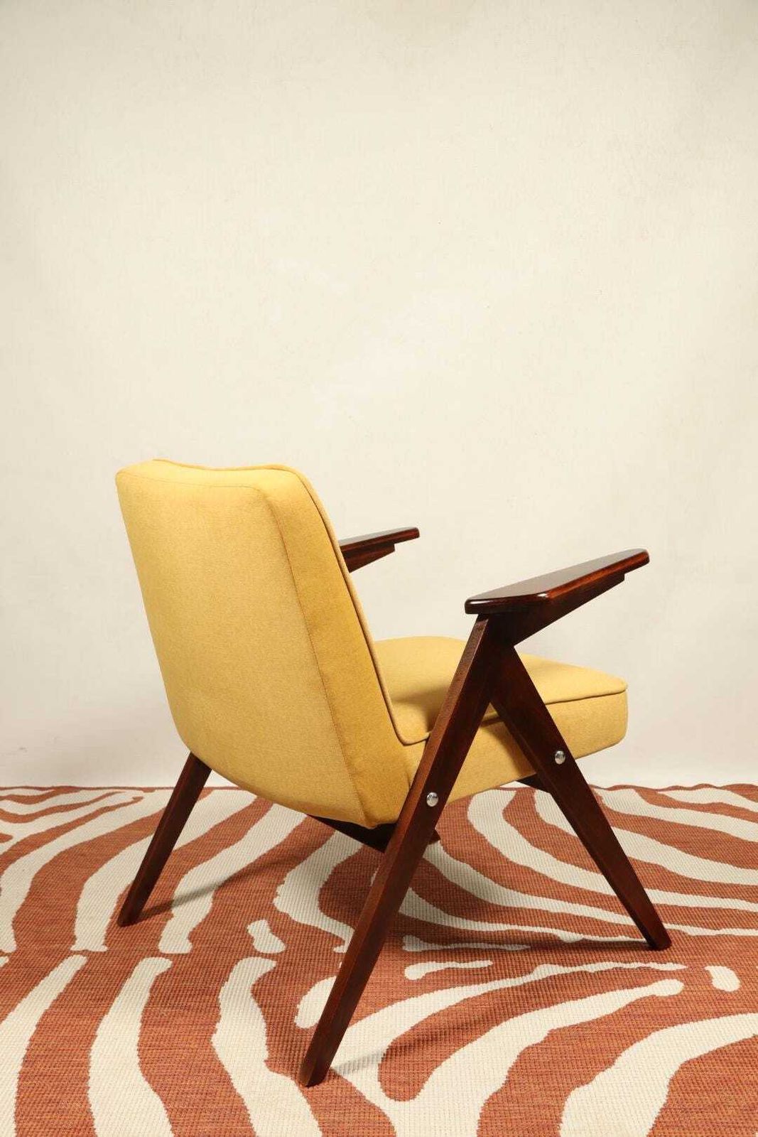 Vintage fauteuil, mid-century design, gele pluche bekleding, Scandinavisch houten frame, jaren 1960 photo Meubels