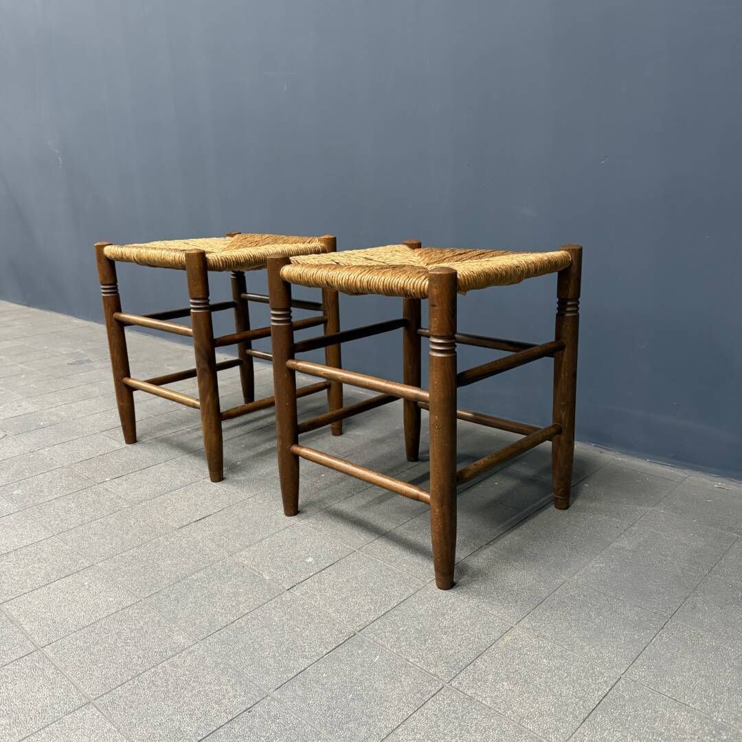 Set Nederlandse Beukenhouten Krukken Met Bekleding Met Paspelrand photo vintage