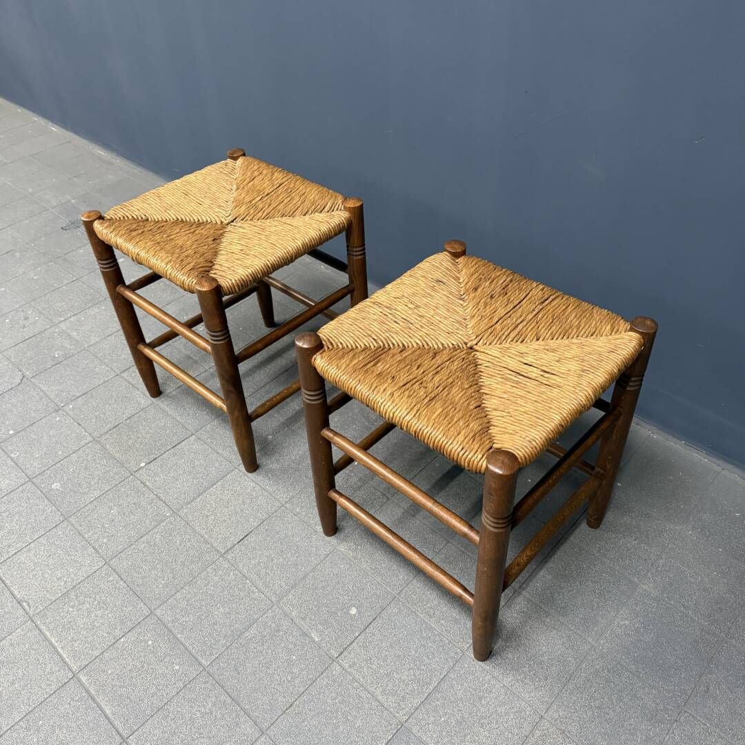 photo furniture Set Nederlandse Beukenhouten Krukken Met Bekleding Met Paspelrand