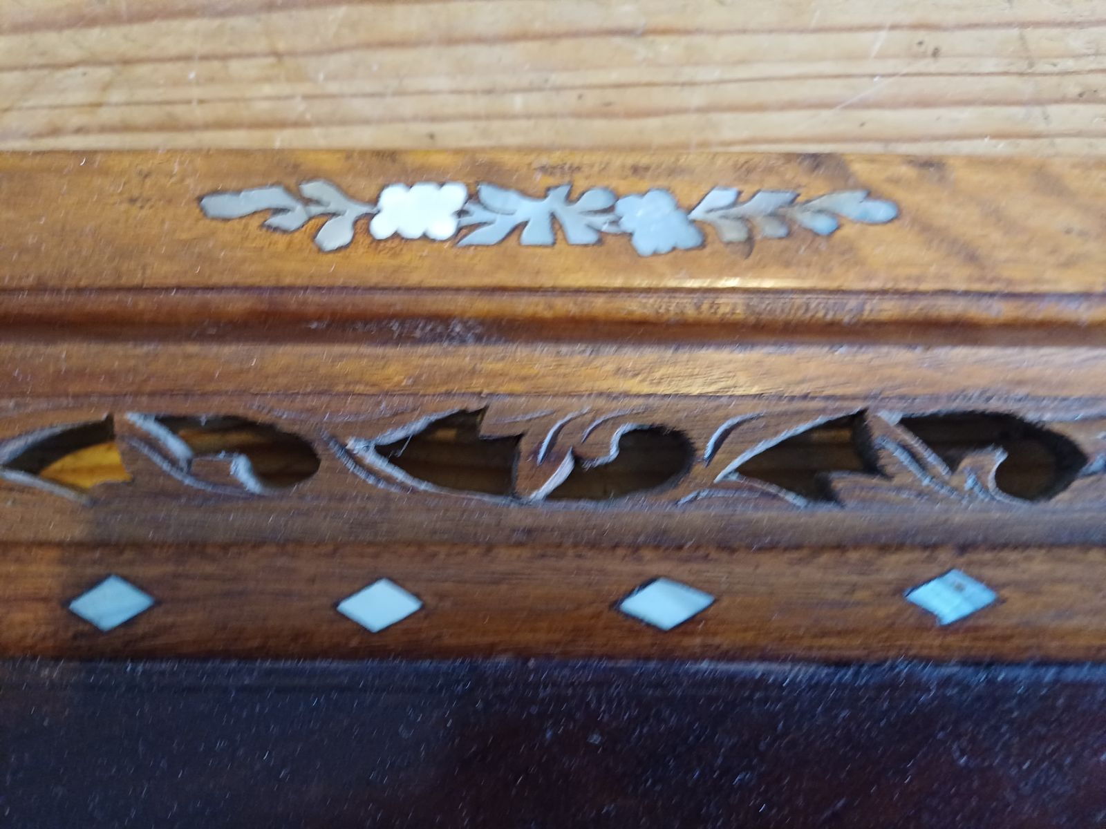 photo vintage 2 Japanese Wood, Brass And Mother Of Pearl Panel Paintings