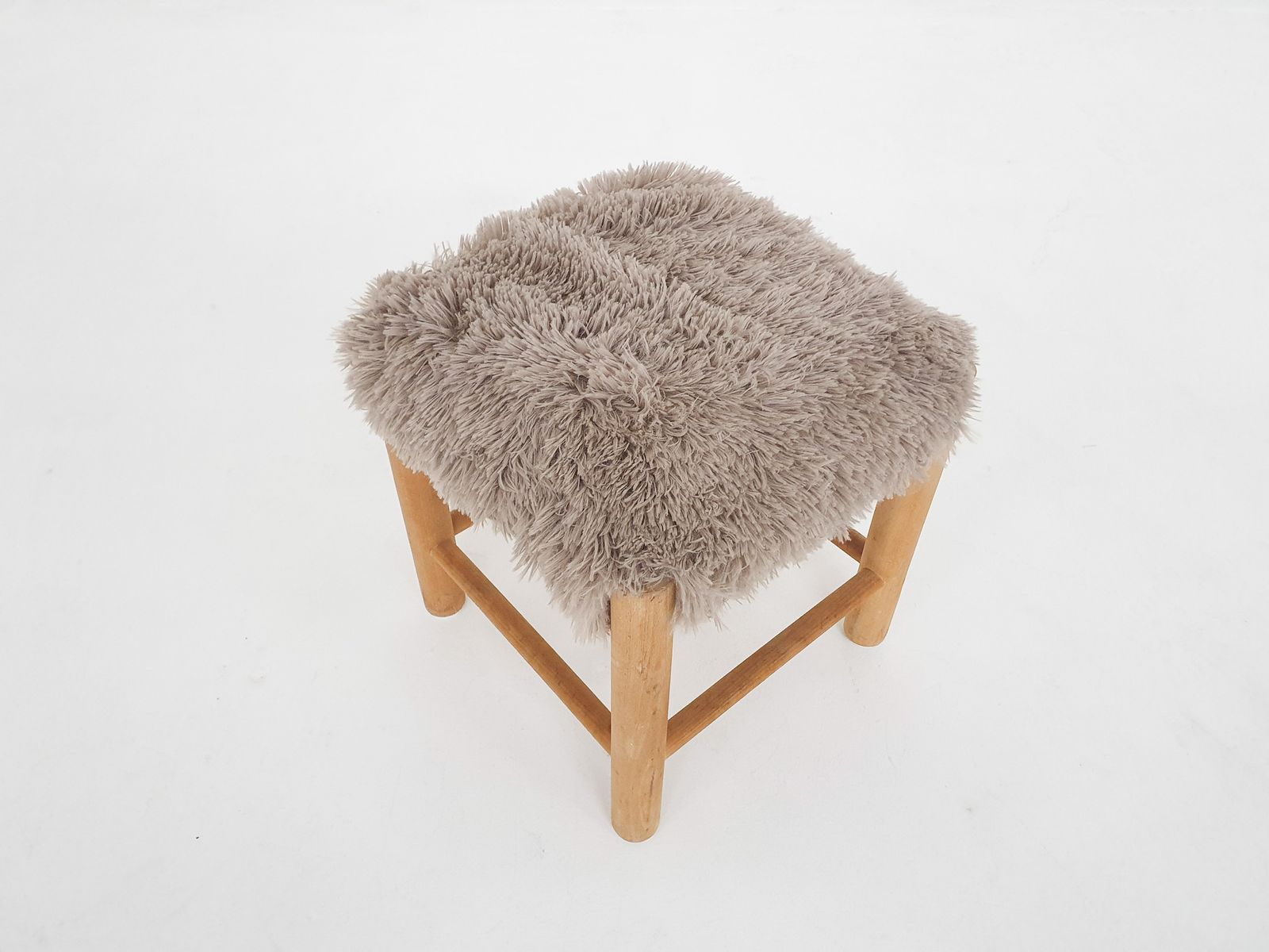 Mid Century Houten Kruk Met Imitatiebont Bekleding, Denemarken, Ca. Jaren 1960 photo Meubels