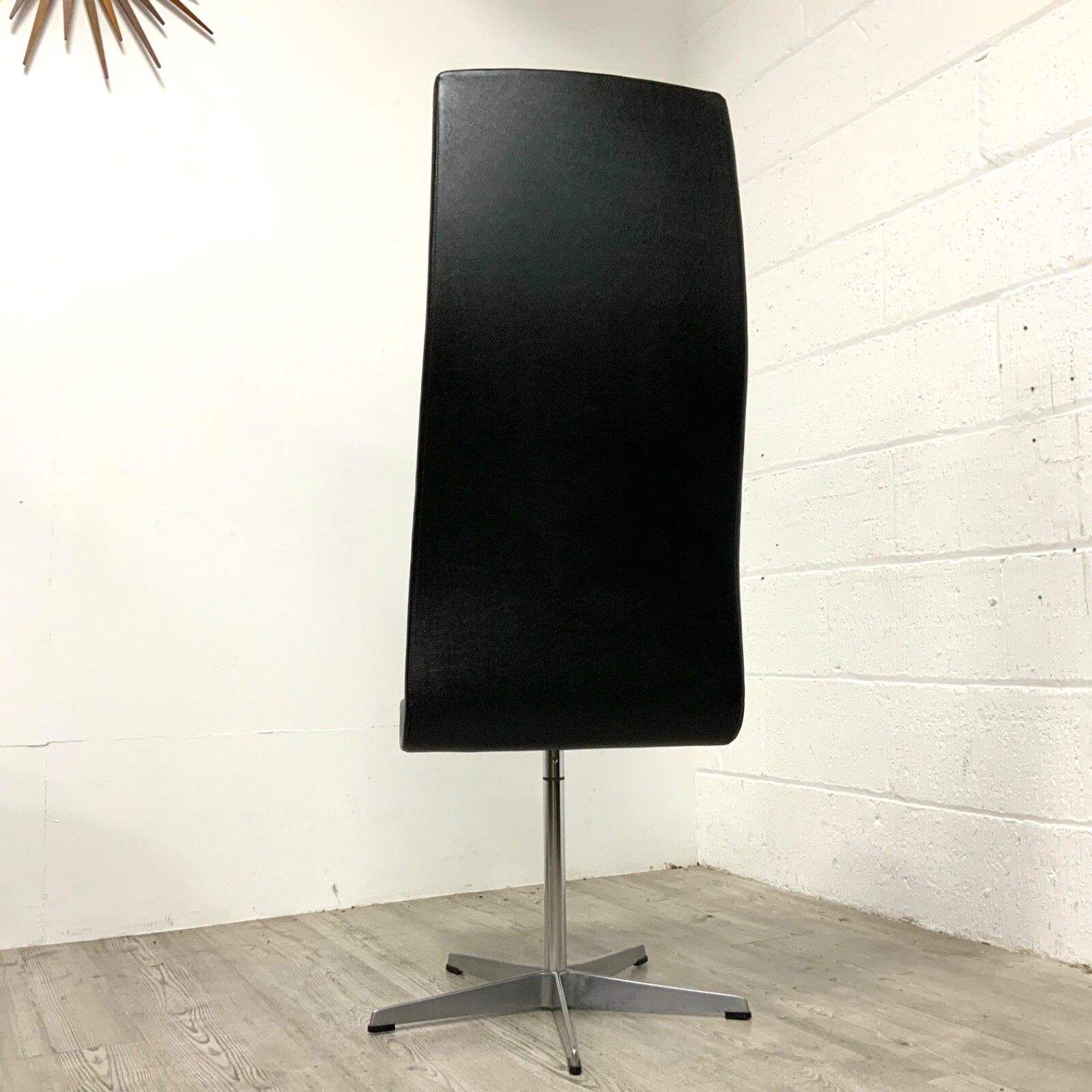 An Early 1960s Oxford Chair By Arne Jacobsen For Fritz Hansen Danish  / 1 photo Furniture