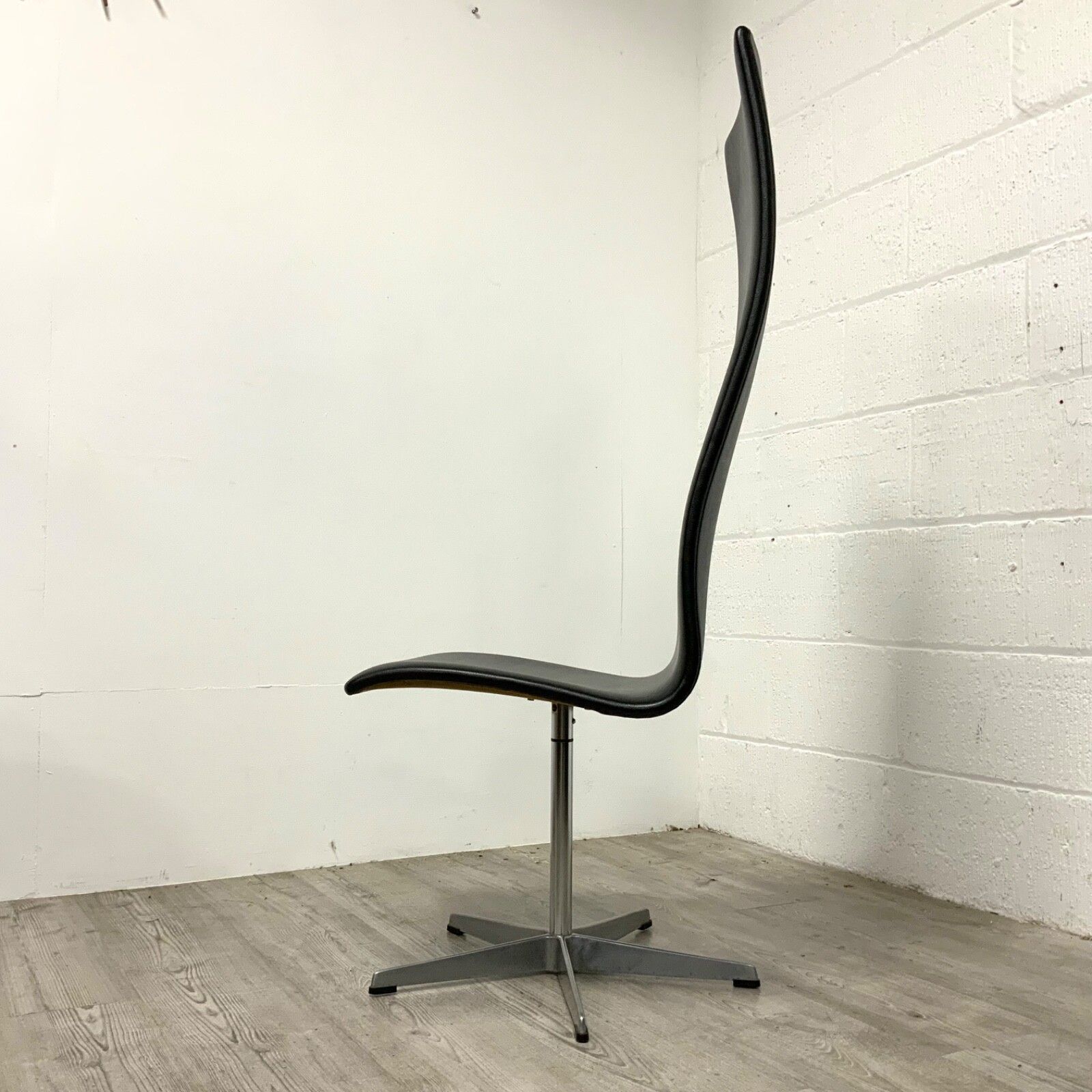 An Early 1960s Oxford Chair By Arne Jacobsen For Fritz Hansen Danish  / 2 photo for sale