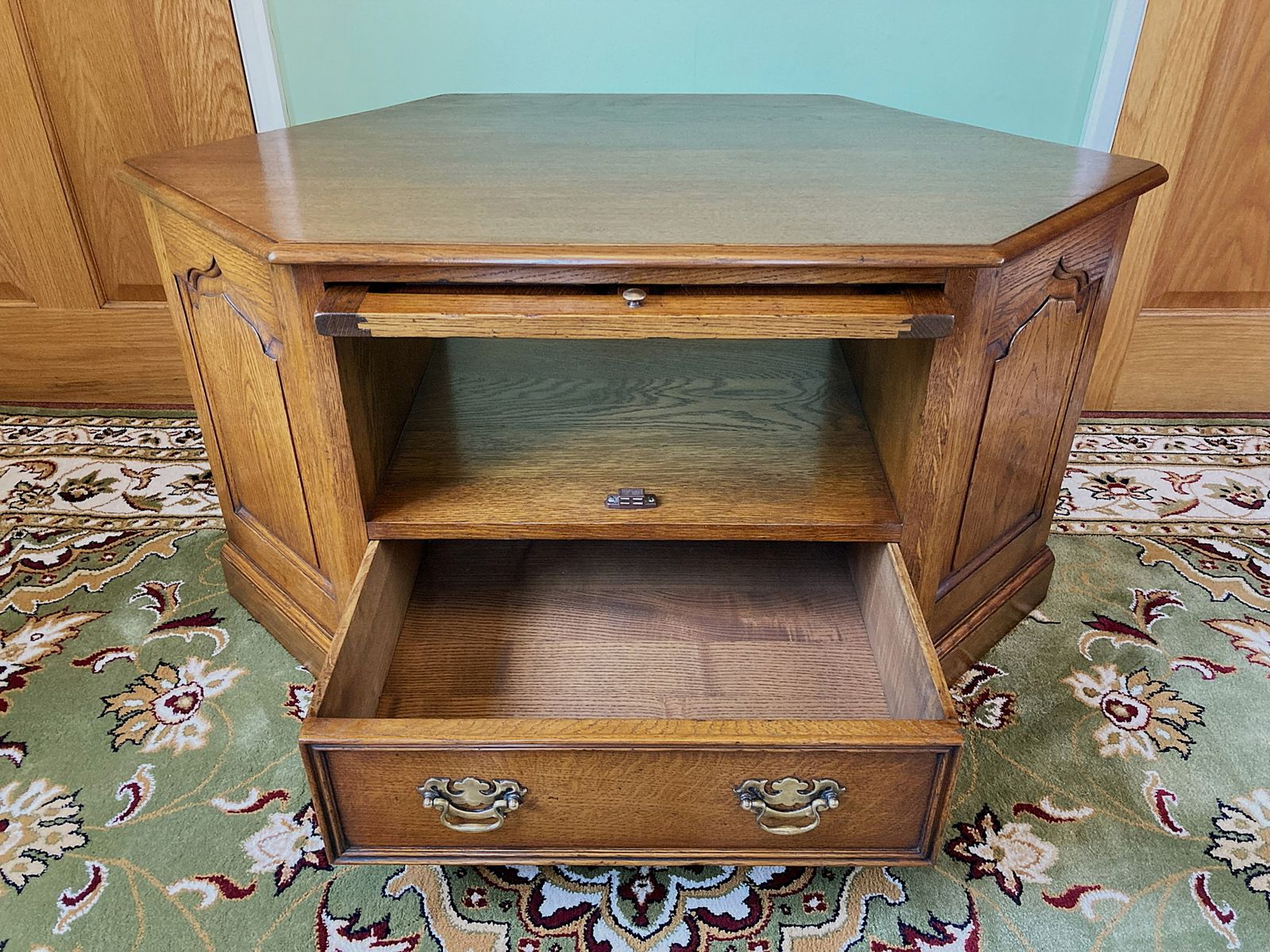 photo vintage Royal Oak Canterbury Corner Tv Cabinet