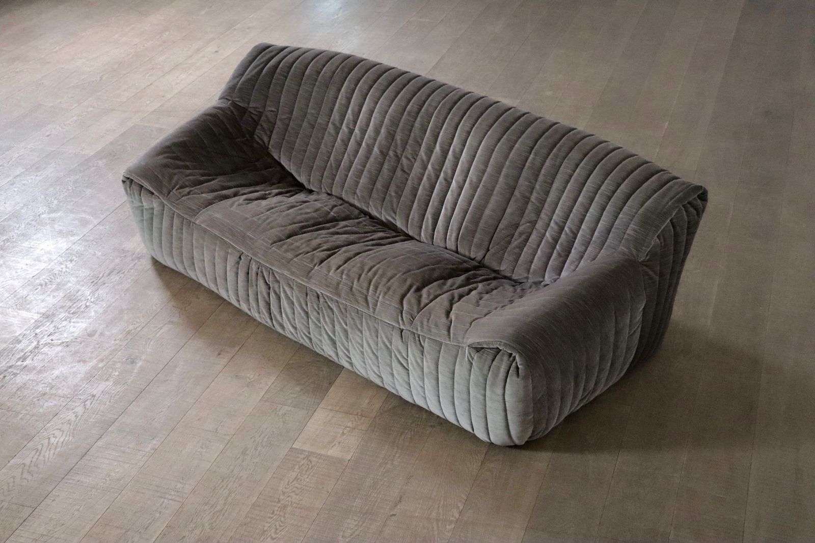 Original Cinna Sandra Three Seater Sofa In Velvet By Annie Hieronimus, France 1970s photo vinterior