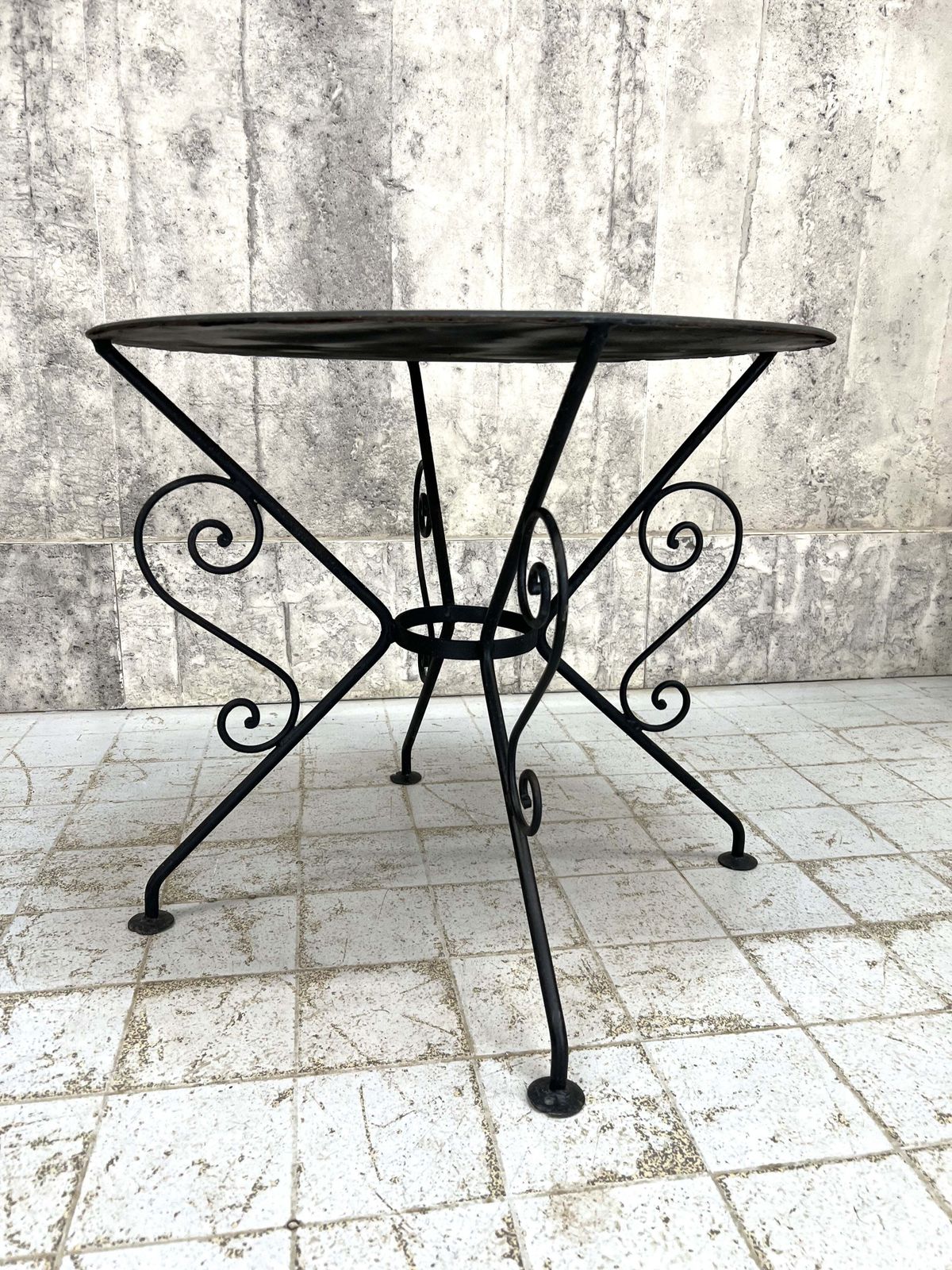 595.0 Set Of 4 Black Metal Garden Chairs And Circular Table photo