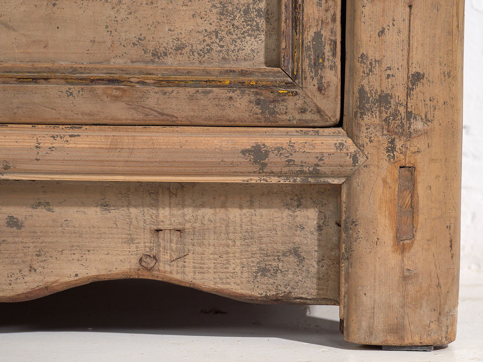photo furniture Antique Living Room Sideboard With Gray Patina (C.1900)