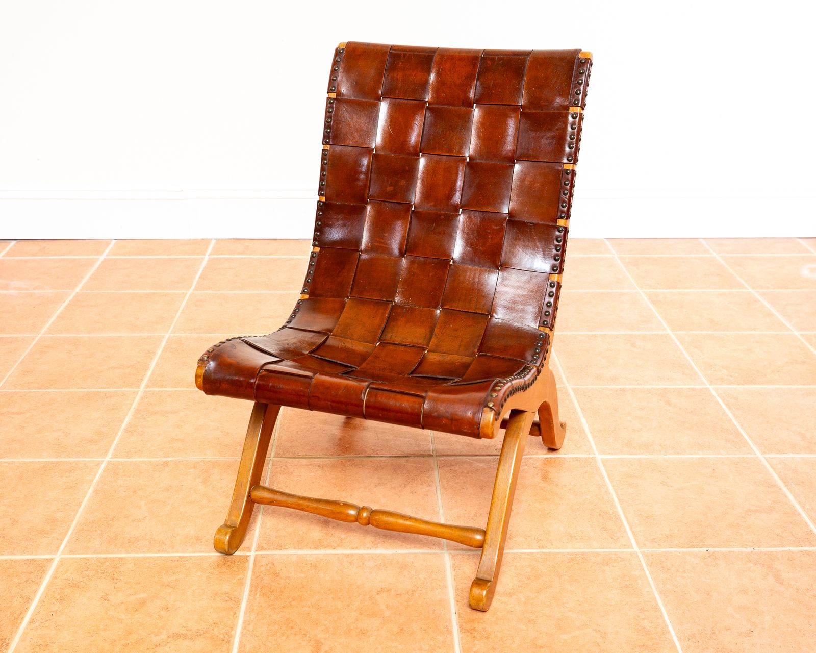 photo vinterior Pierre Lottier Slipper Lounge Chair Cigar Leather Strap 1960s Blonde Valenti Spanish French Mid Century Mcm Designer Neoclassical