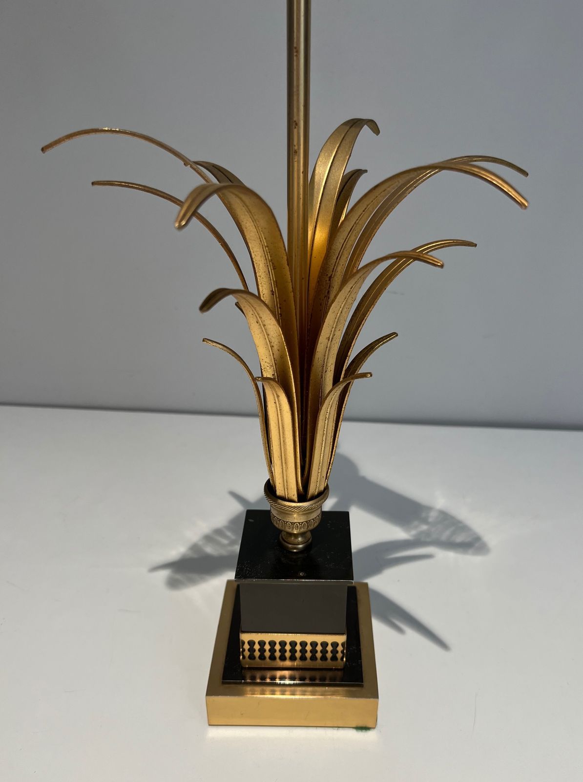 photo vintage Pineapple Lamp In Gold Metal And Black Lacquer In The Style Of Maison Charles
