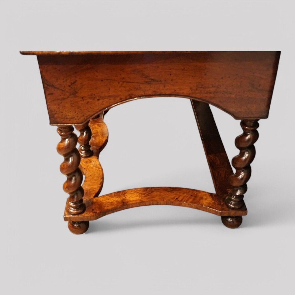 photo vintage William And Mary Walnut Chest On Stand