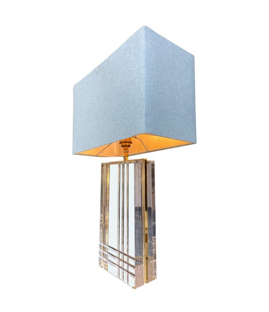photo vintage A Pair Of 1970s Italian Gilt Metal And Lucite Lamps