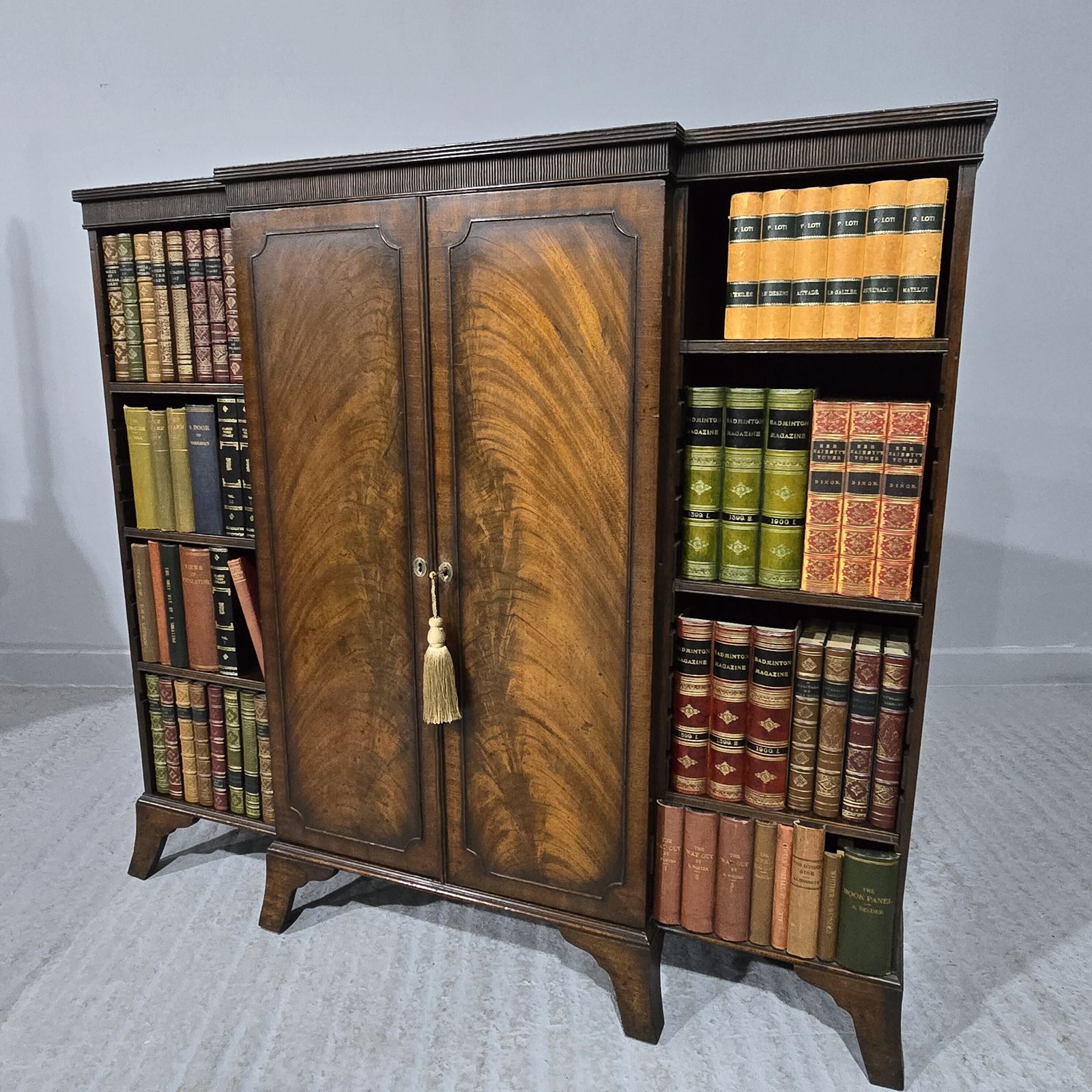 Top Quality Mahogany Breakfront Bookcase Of Small Proportions photo vinterior