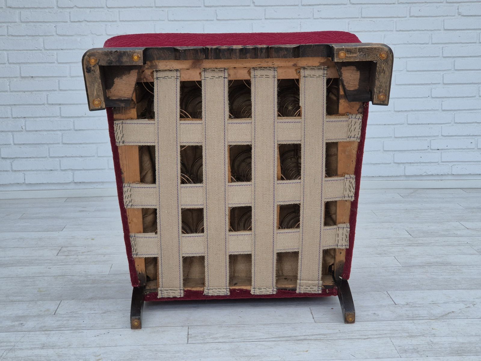 photo for sale Ca. Jaren 1950, Deense Vintage Fauteuil, Meubelstof, Eikenhout, Ongerestaureerde Staat.