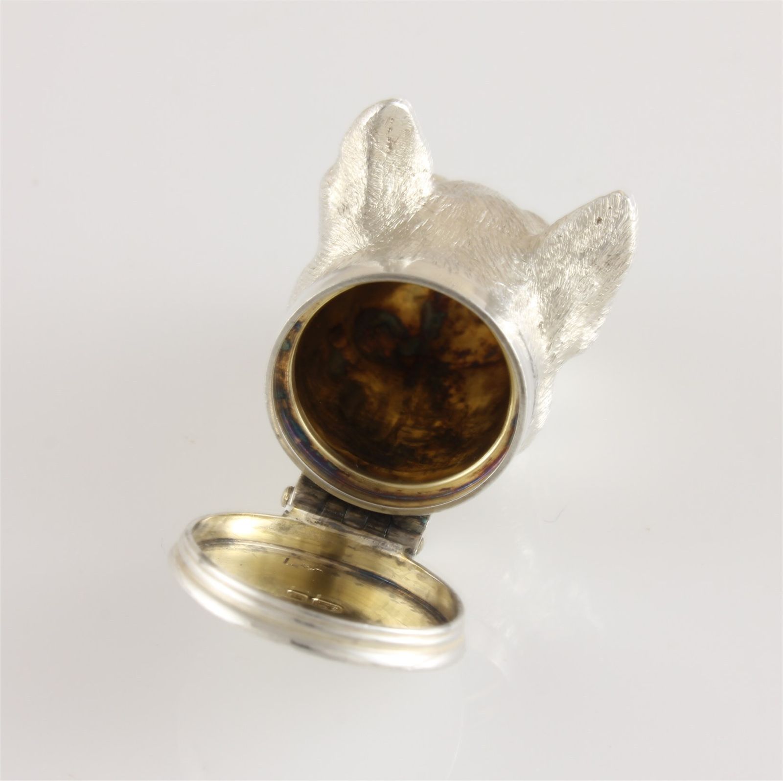 photo vintage Silver French Bulldog Pill Box. Novelty Dog Snuff Box. W Comyns 1971.