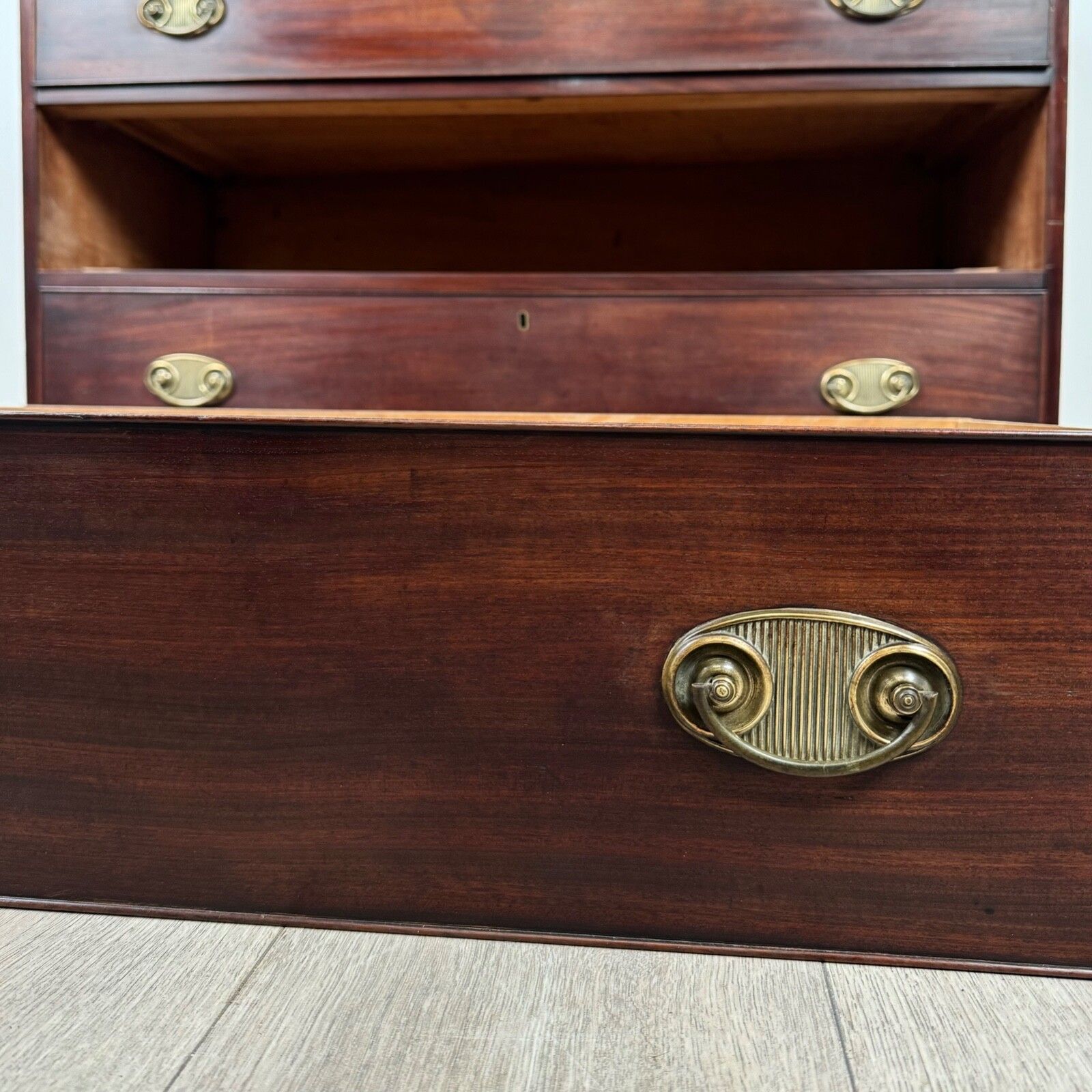 Furniture Antique 18th Century Fine Quality Chest Of Drawers In Mahogany photo