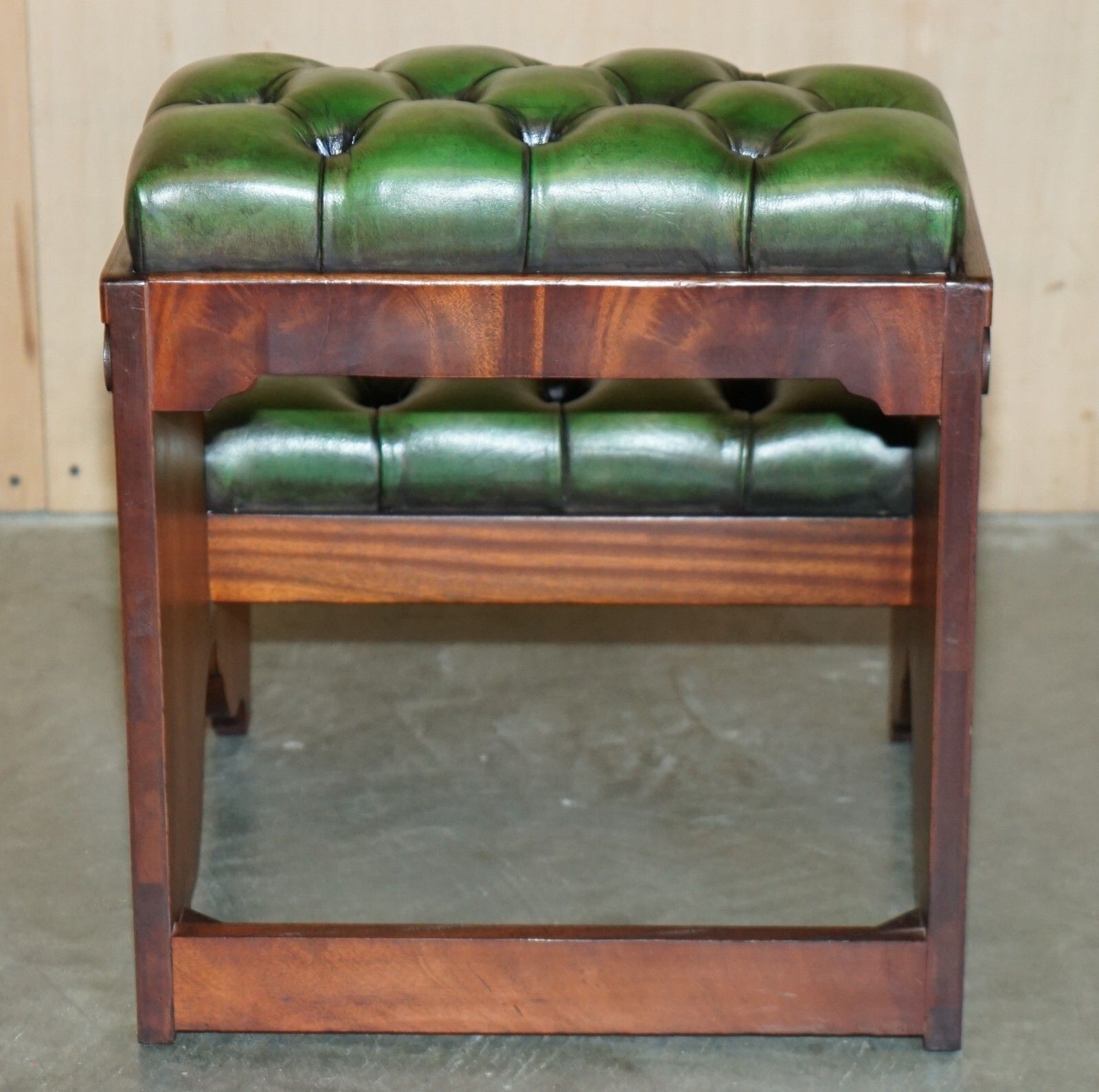 photo vinterior Fully Restored Antique Flamed Mahogany Green Leather Chesterfield Library Steps