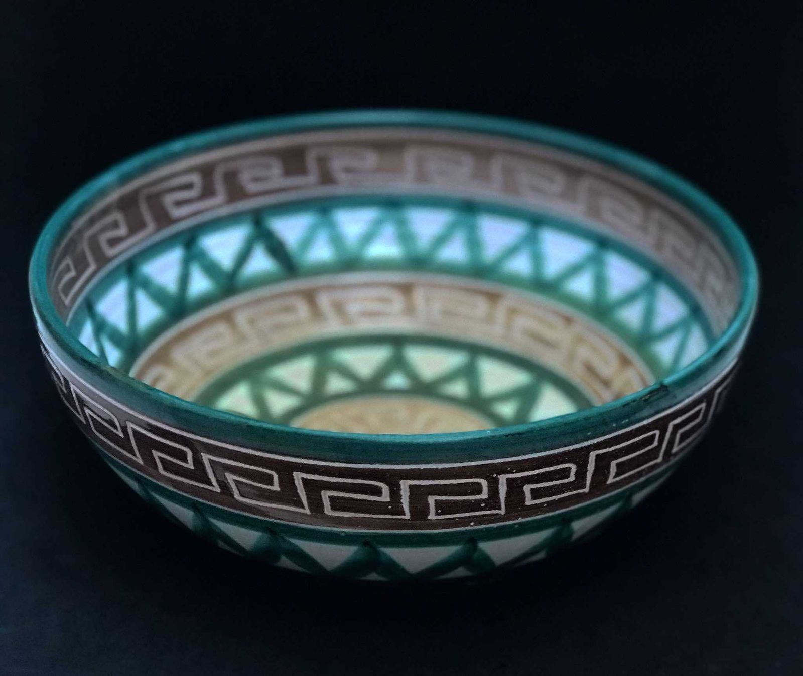 Robert Picault Studio Pottery Schaal Grote Slakom Jaren 1950 Vintage Frans Vallauris Groen Bruin Grafisch Raster Franse Faience Opvangschaal