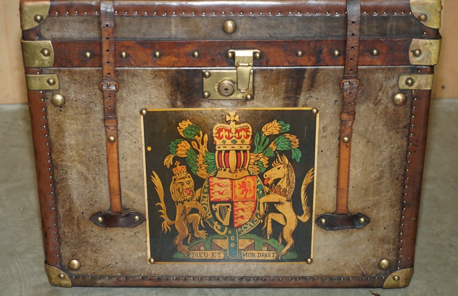 photo vintage Pair Of Armorial Coat Of Arms Vintage Brown Leather Steamer Trunk Side Tables