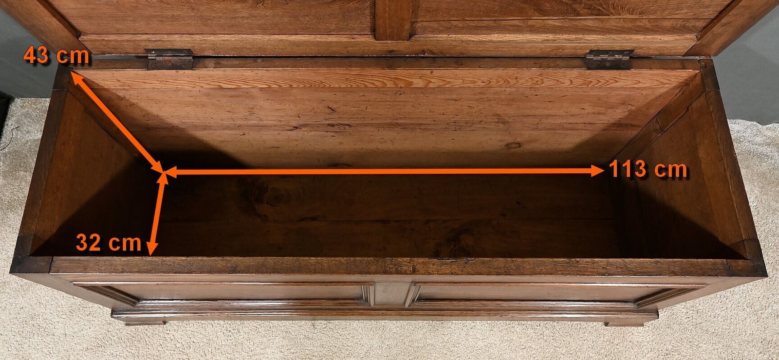 photo vinterior Oak Landing Chest Bench – Early 20th Century