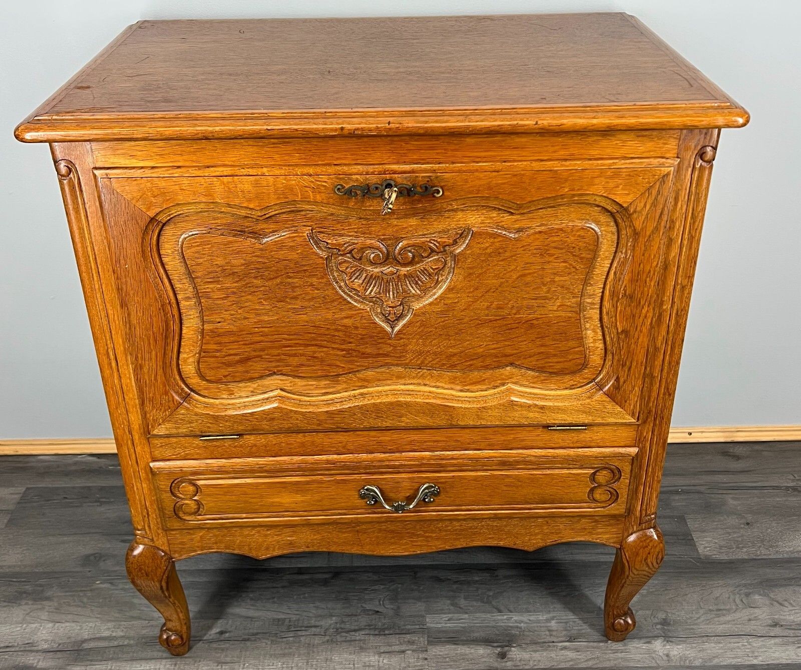 Amazing  Sideboard / Cabinet / Cupboard  Vintage French Louis XIV (Lot 3545)
