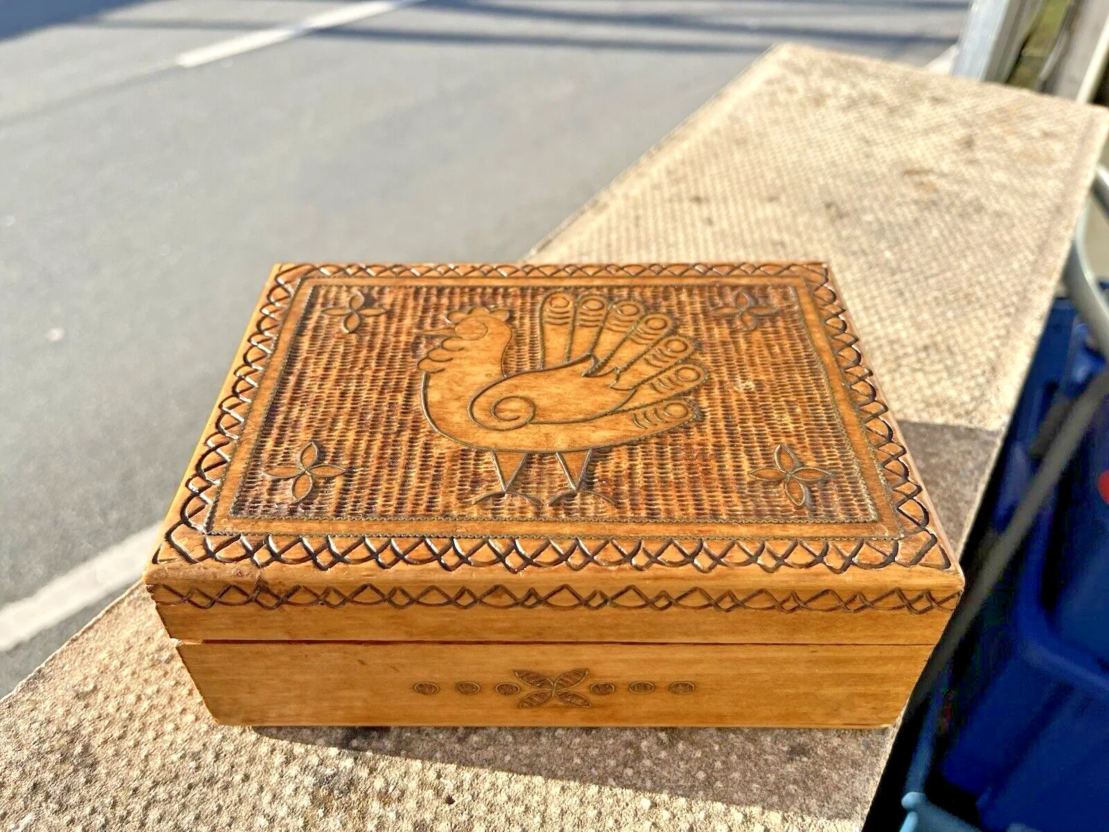 photo vinterior Antique Hand Carved Wooden Chicken Rooster Hen Brass Inlaid Folk Art Box Scandi