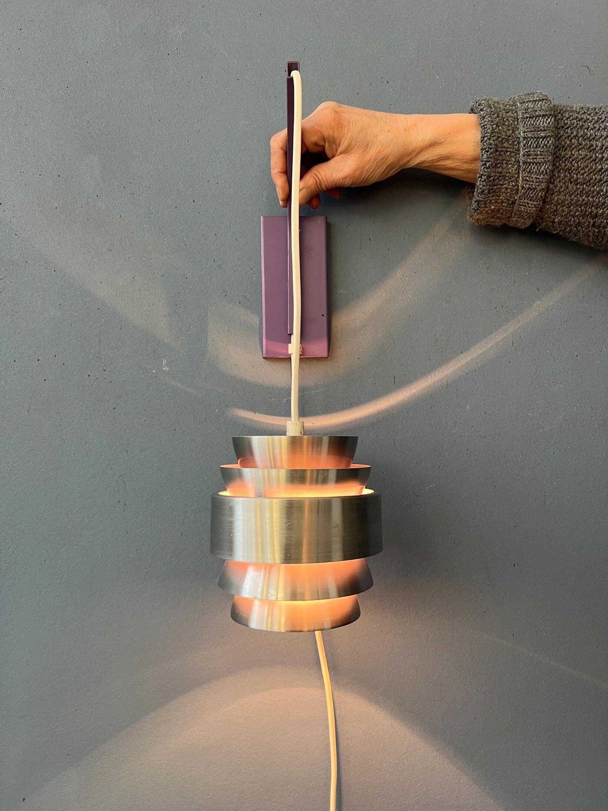 Kleine Paarse Mid Century Lakro Staaf 'Trava' Wandlamp photo for sale