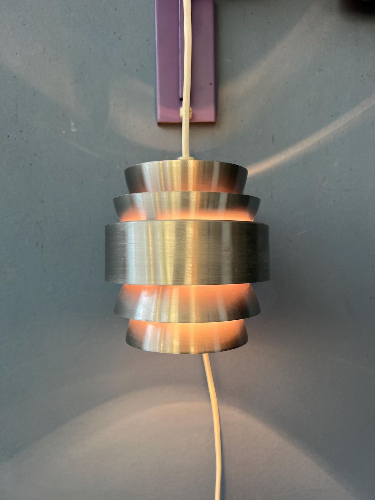 Kleine Paarse Mid Century Lakro Staaf 'Trava' Wandlamp photo Verlichting