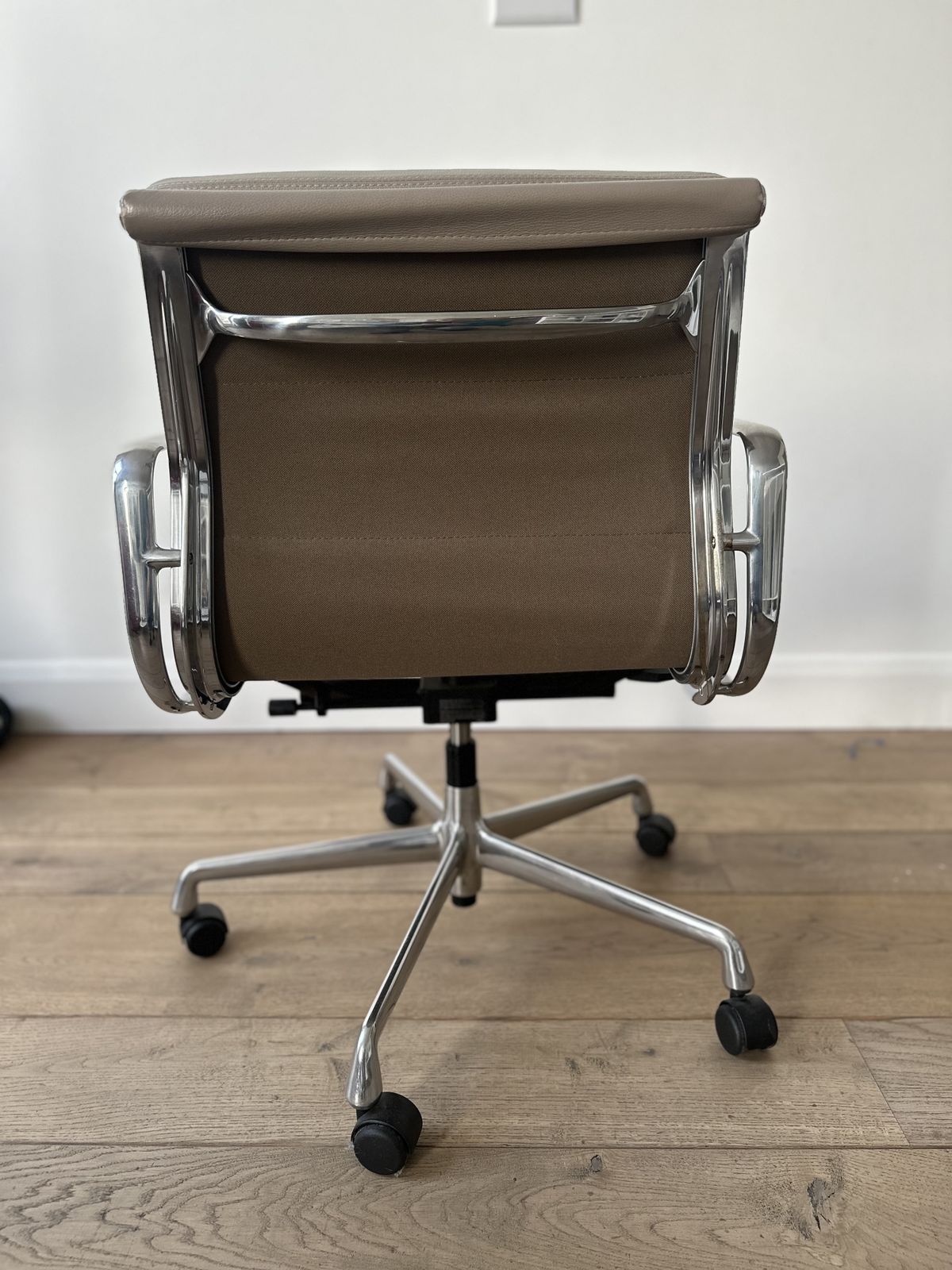 New! Herman Miller Eames “Soft Pad” Chair With Castors In Greige Grained Leather photo buy