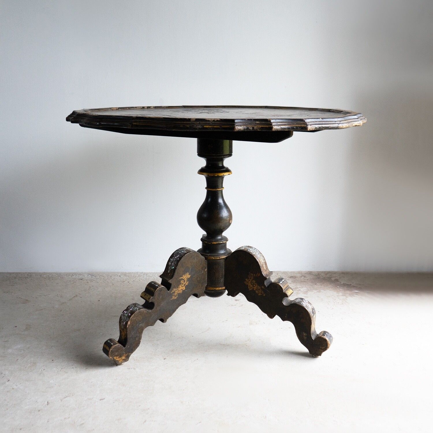 Antique French Napoleon III Lacquered Pedestal Table, Inlaid Hand Painted 19th C photo vinterior