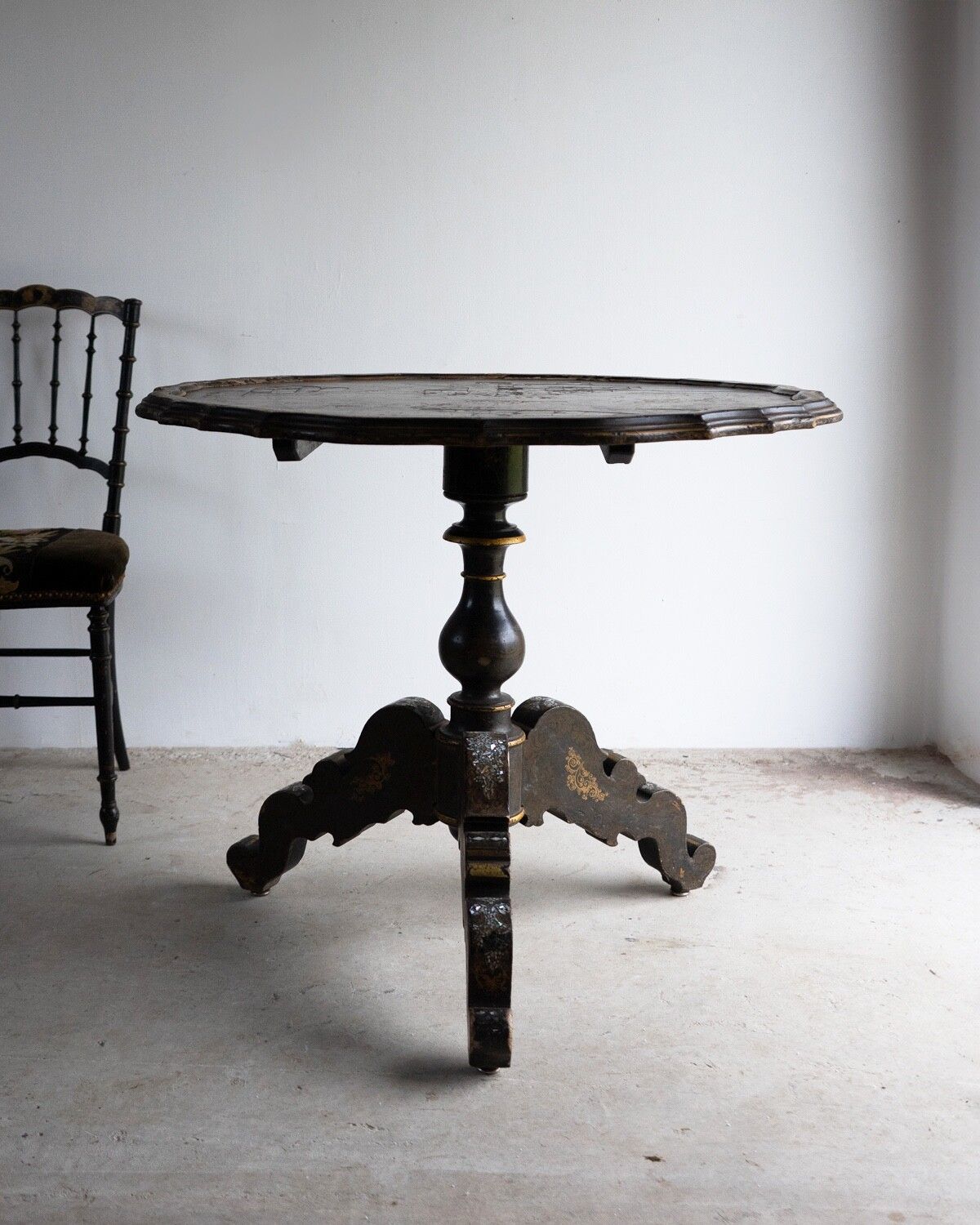 photo vintage Antique French Napoleon III Lacquered Pedestal Table, Inlaid Hand Painted 19th C