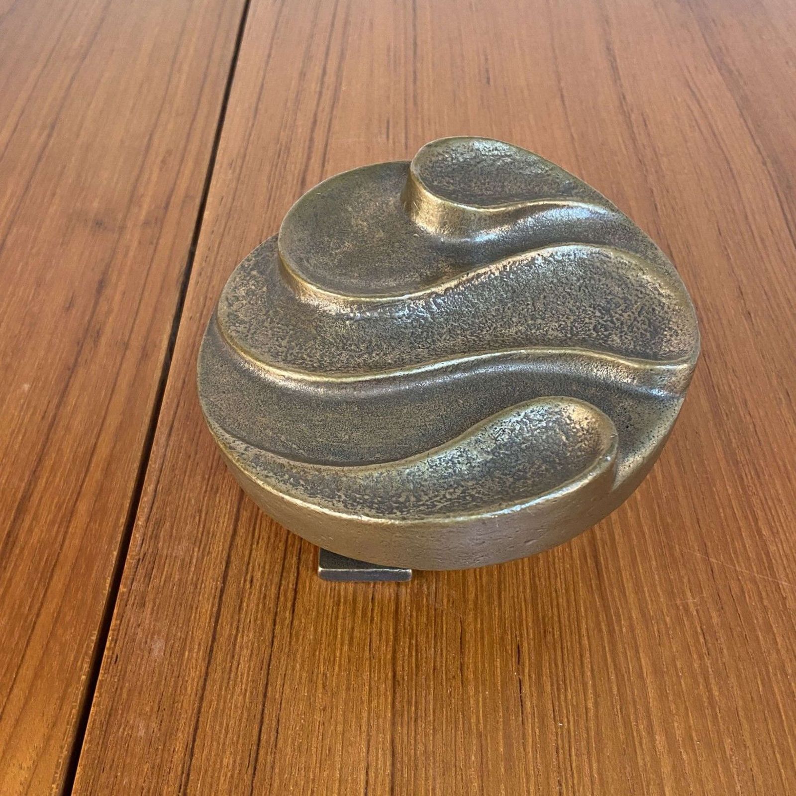 Round Push And Pull Door Handle In Bronze With Curvaceous Relief photo buy