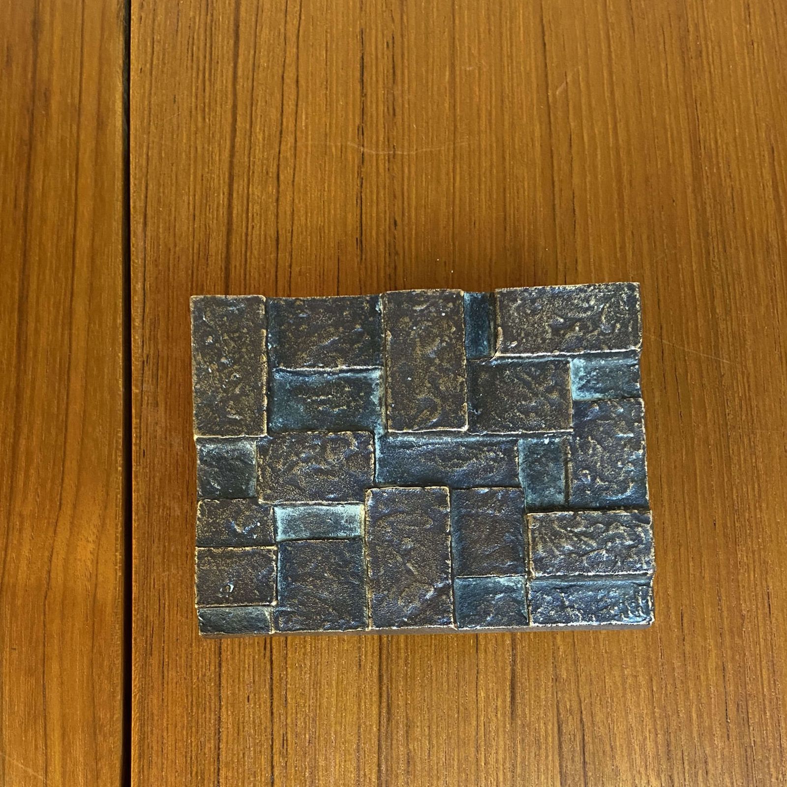 photo furniture Architectural Push And Pull Door Handle In Bronze With Cubist Relief