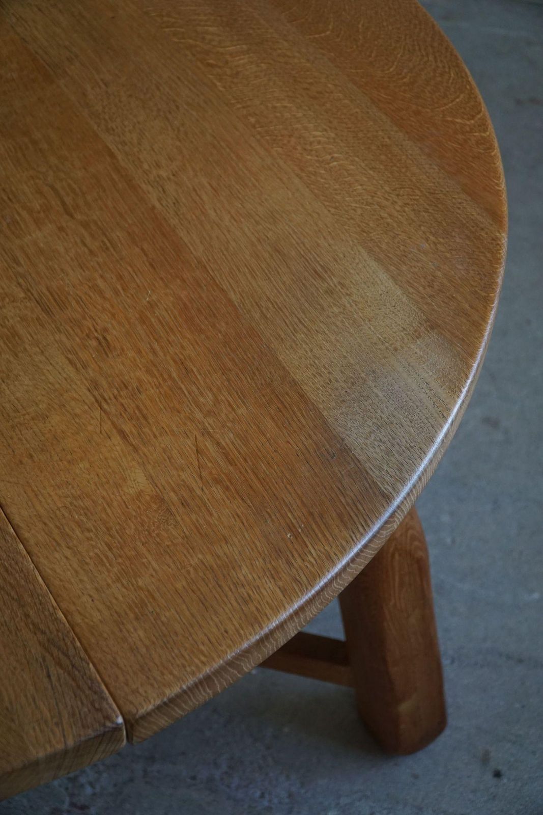 photo vinterior Round Brutalist Dining Table In Oak, Mid Century Modern, Made In France, 1960s