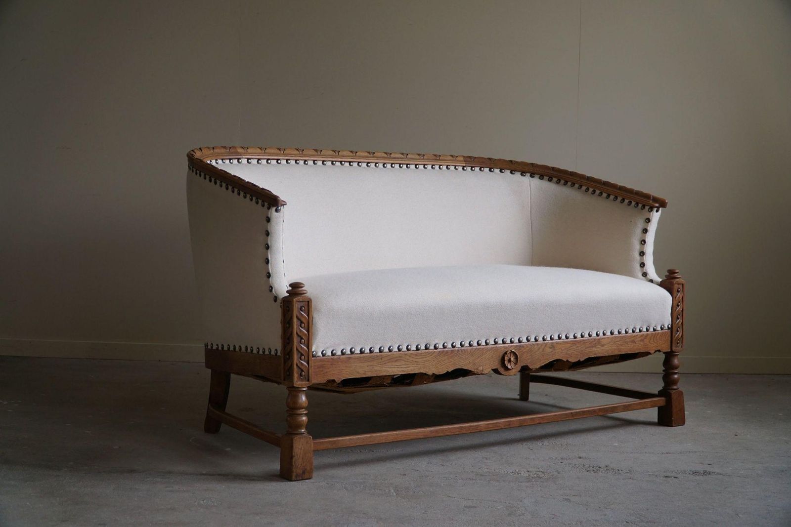 photo vintage Sculptural 2 Seater Sofa In Oak & Wool, Danish "Skønvirke" Style, 1920s