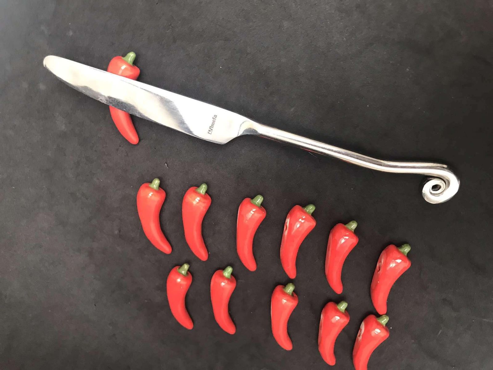 photo furniture Majolica Knife Rest Set 12 Ceramic Red Chili Cutlery Holder Red Decor Flatware Rest Kitchen Decor Display Vegetables Gift For Hostess