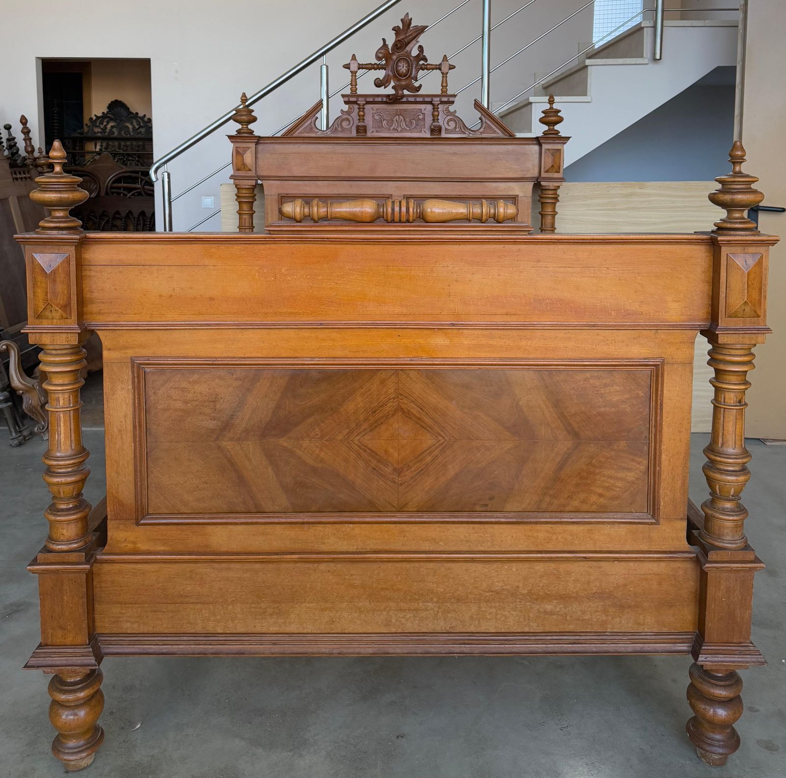 Cadre de lit d'époque de style Louis XVI en palissandre sculpté, Baroque photo furniture