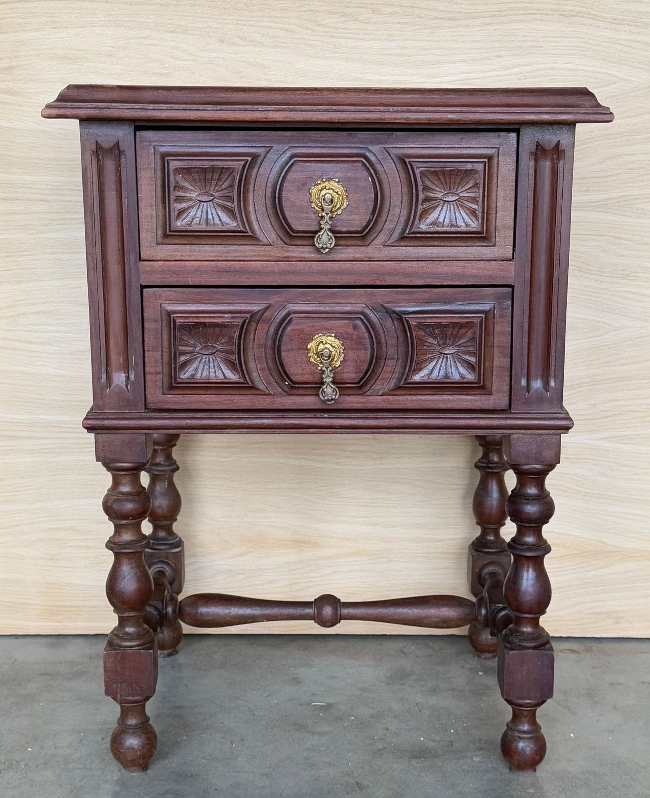 Paire de tables de chevet espagnoles du XXe siècle, deux tiroirs et quincaillerie en fer photo furniture