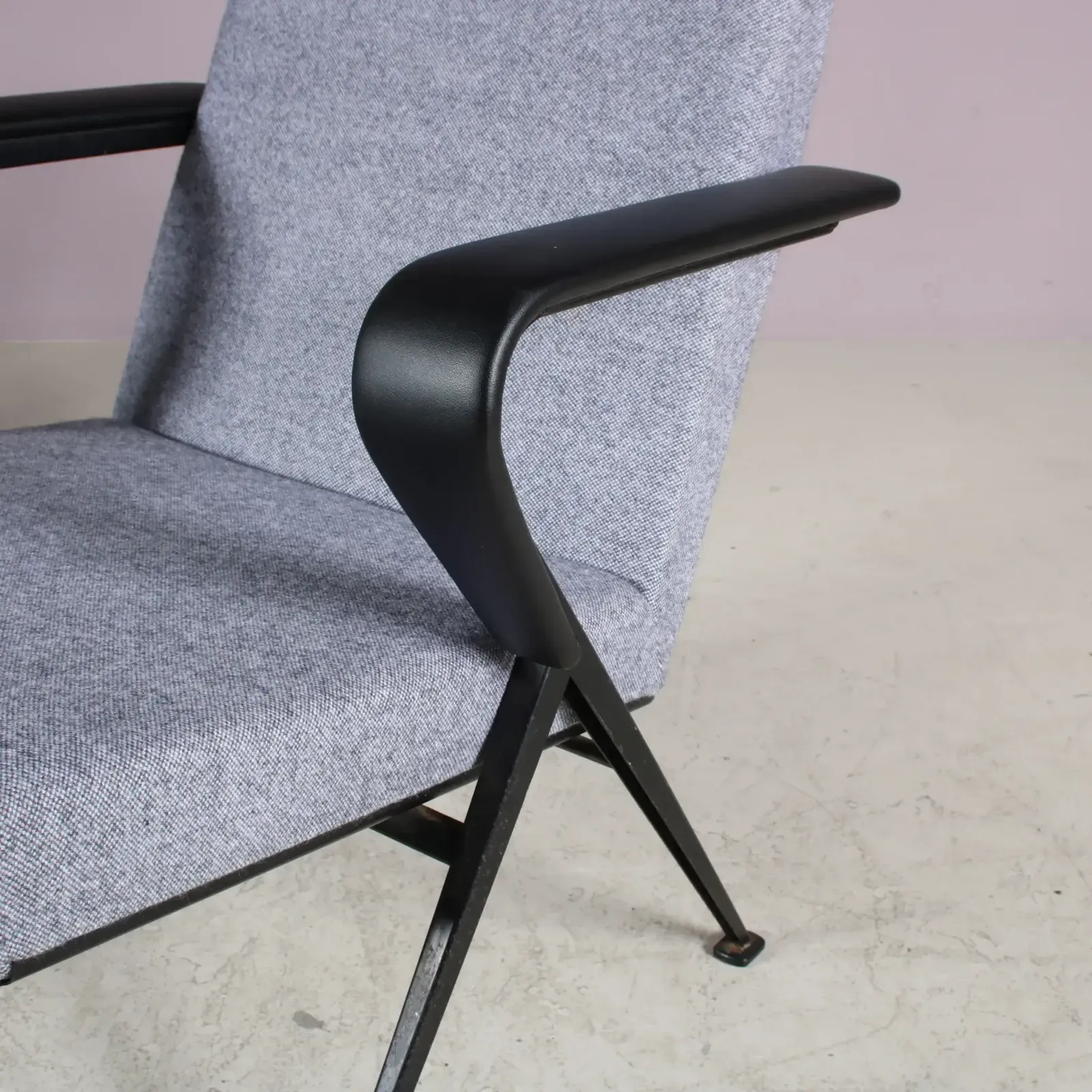 1960s Pair Of “Repose” Chairs By Friso Kramer For Ahrend De Cirkel, Netherlands photo furniture