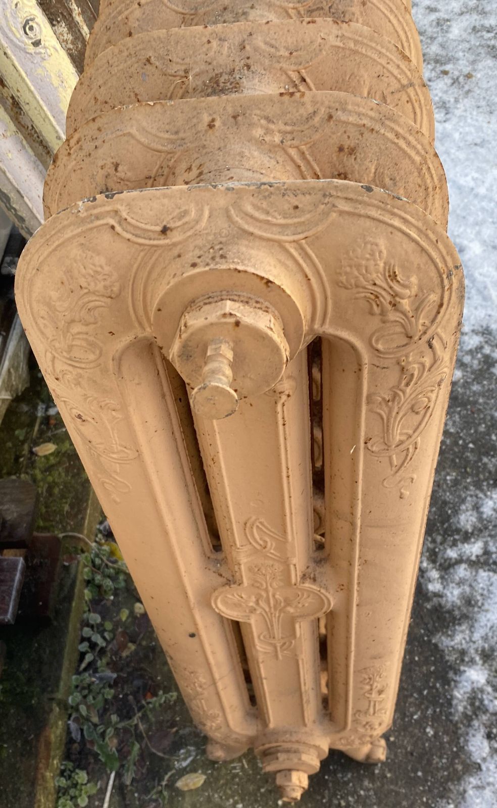 Antique Radiator On Feet With Five Flowered Blades In Cast Iron 20th Century photo for sale