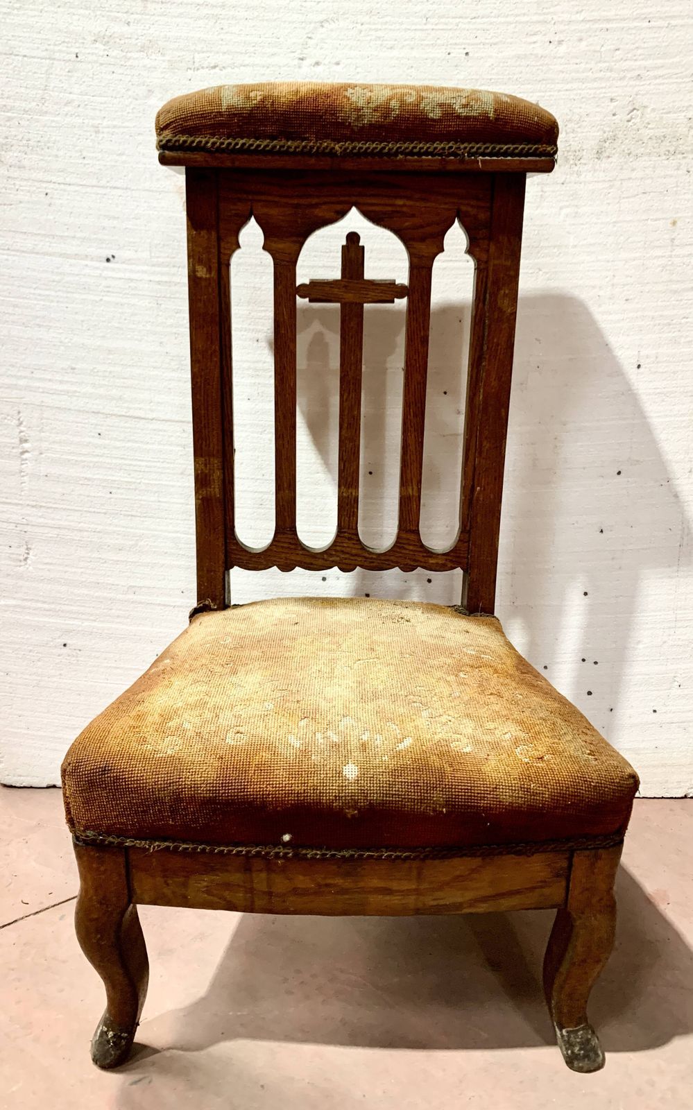 photo furniture 19th Century Solid Oak Prayer Chair