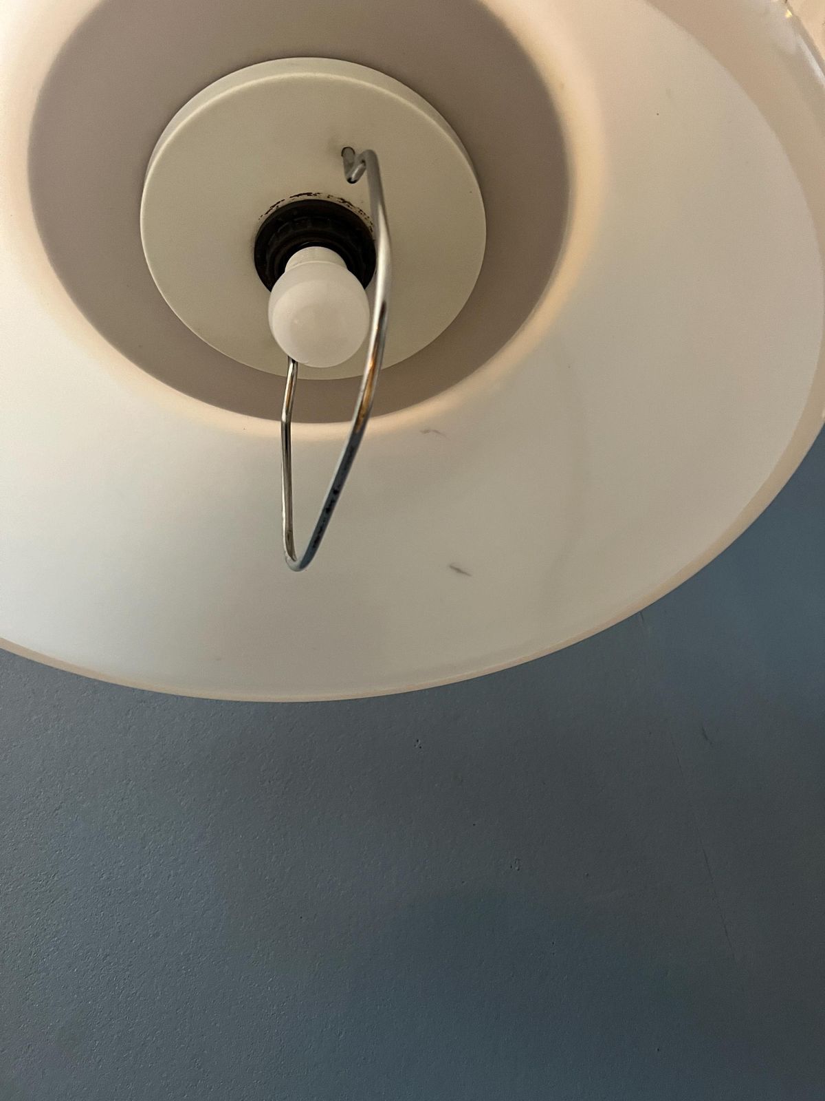 photo furniture Mid Century Plexiglas Space Age Hanglamp Met Wit Acryl Kap