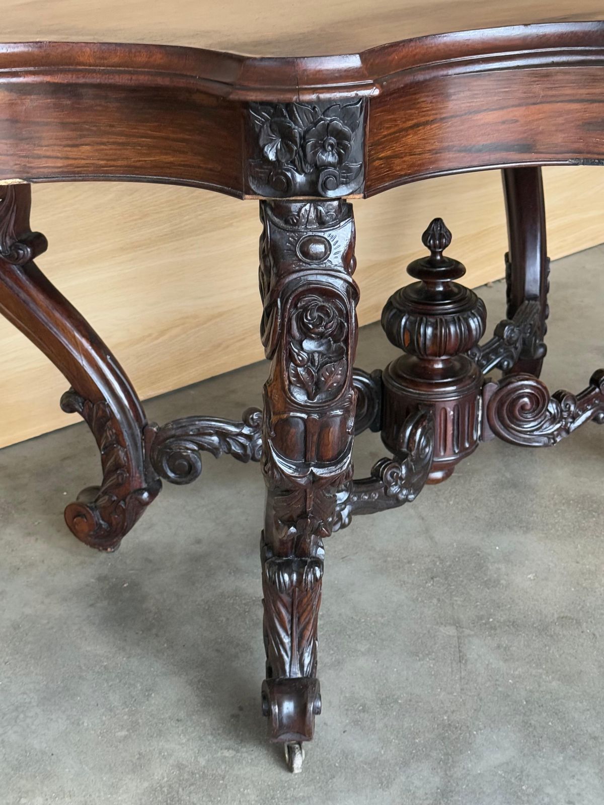 Table centrale d'époque victorienne en loupe de noyer photo vinterior