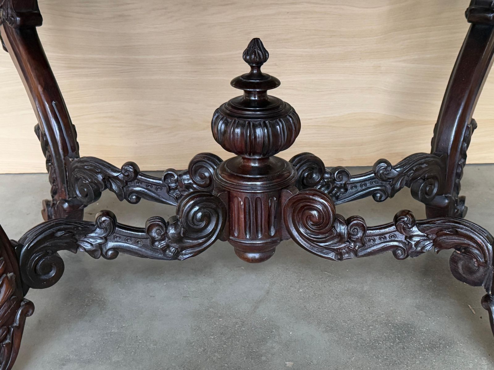 Table centrale d'époque victorienne en loupe de noyer photo vintage