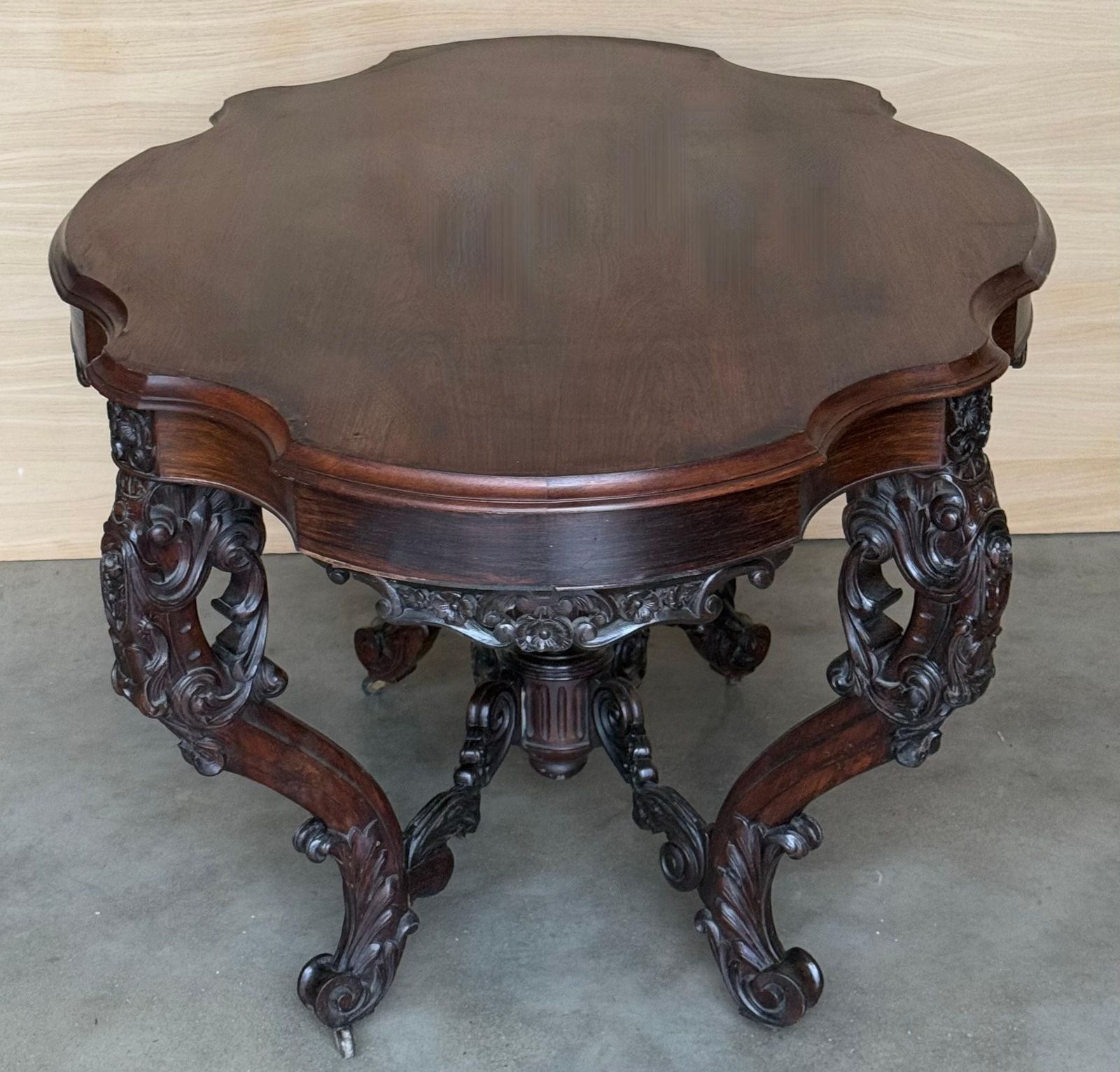 photo vintage Table centrale d'époque victorienne en loupe de noyer