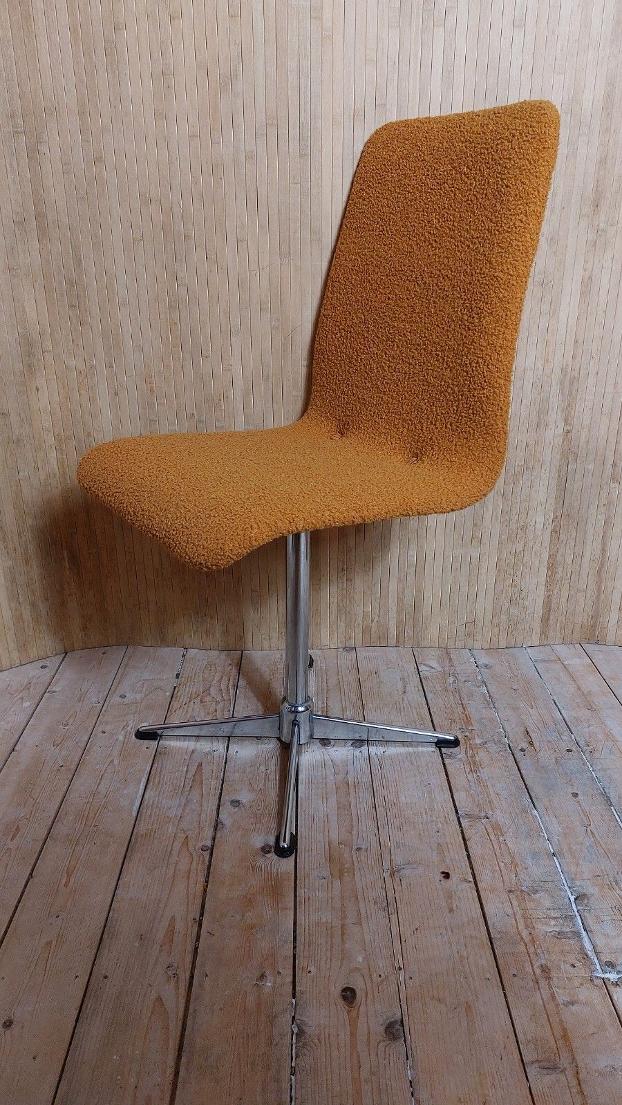 photo vinterior Fab Set Of 4 Vintage 1970s Swivel Chrome Dining Chairs Light Orange Micro Boucle